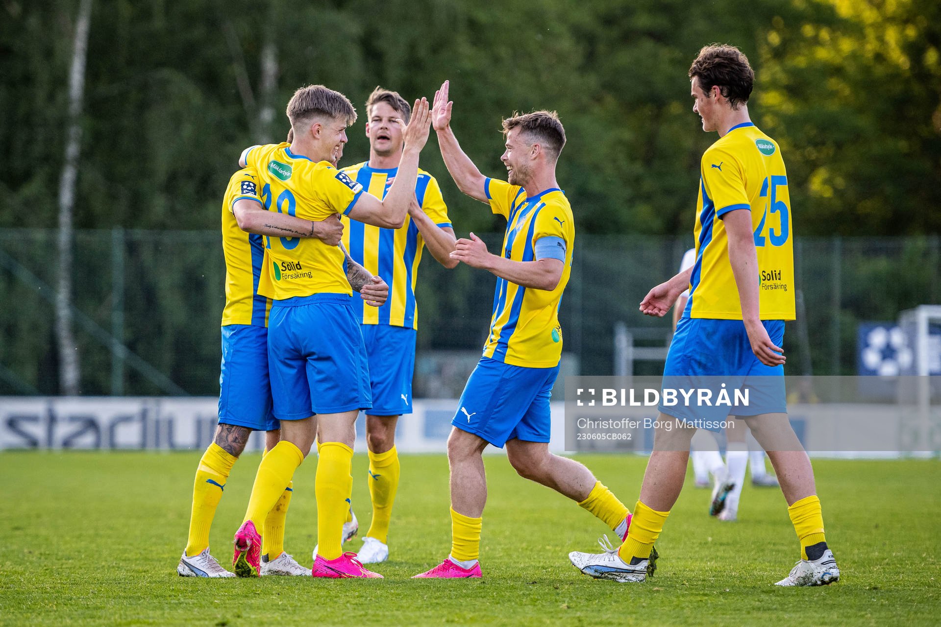 Eskilsminne IFs Hampus Stoltz jublar med lagkamrater
