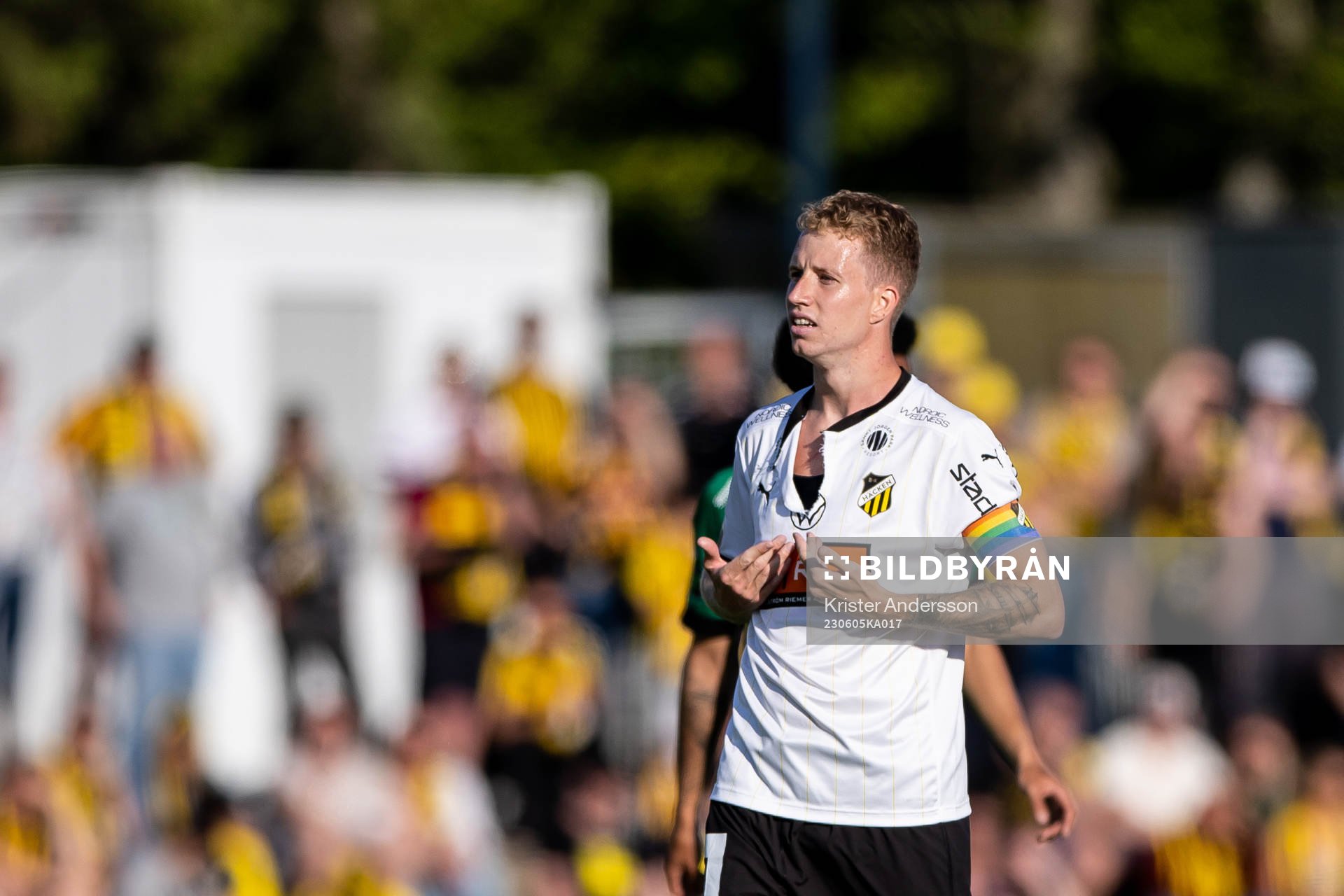 Häckens Samuel Gustafson med sönderdragen tröja
