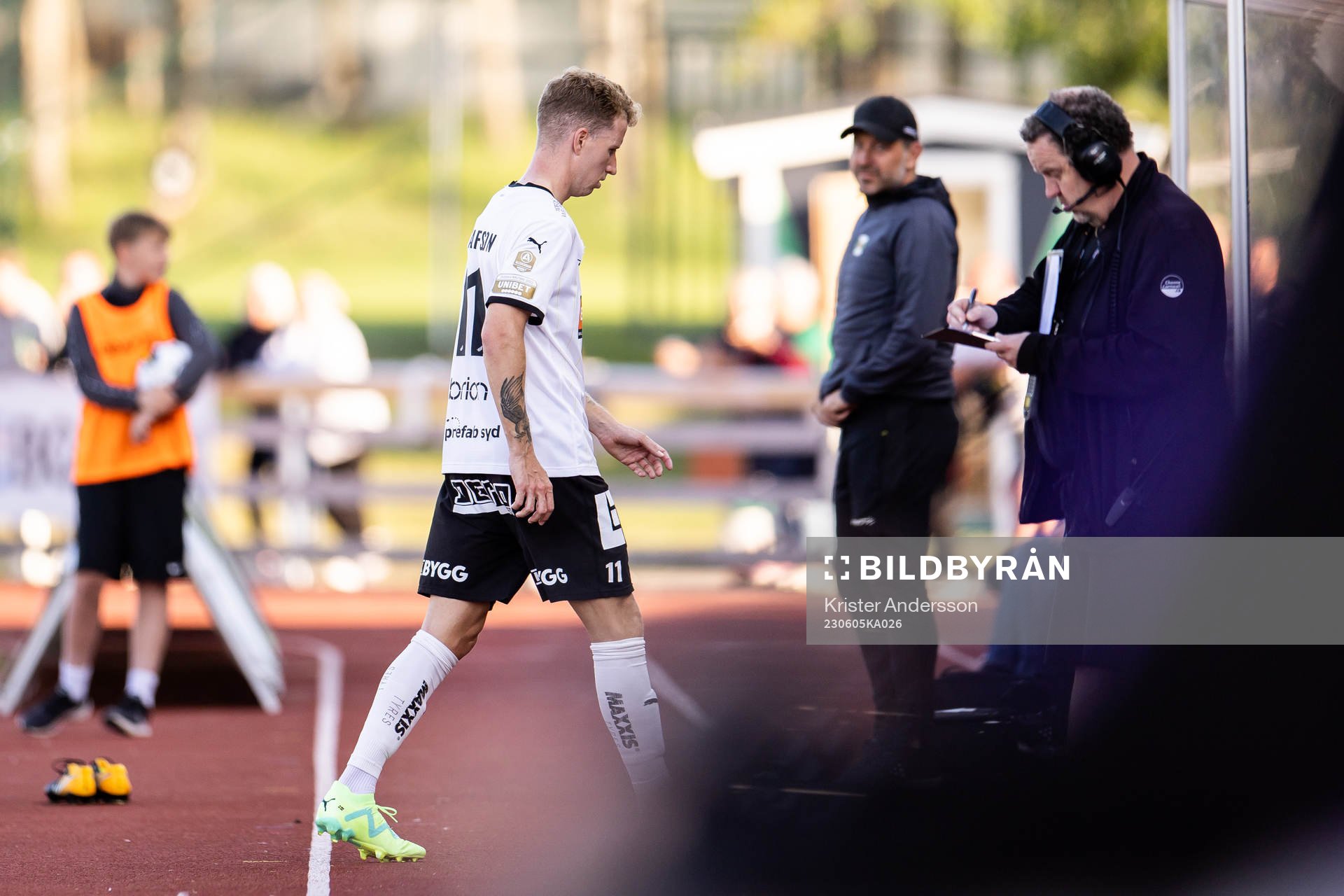 Häckens Samuel Gustafson lämnar planen