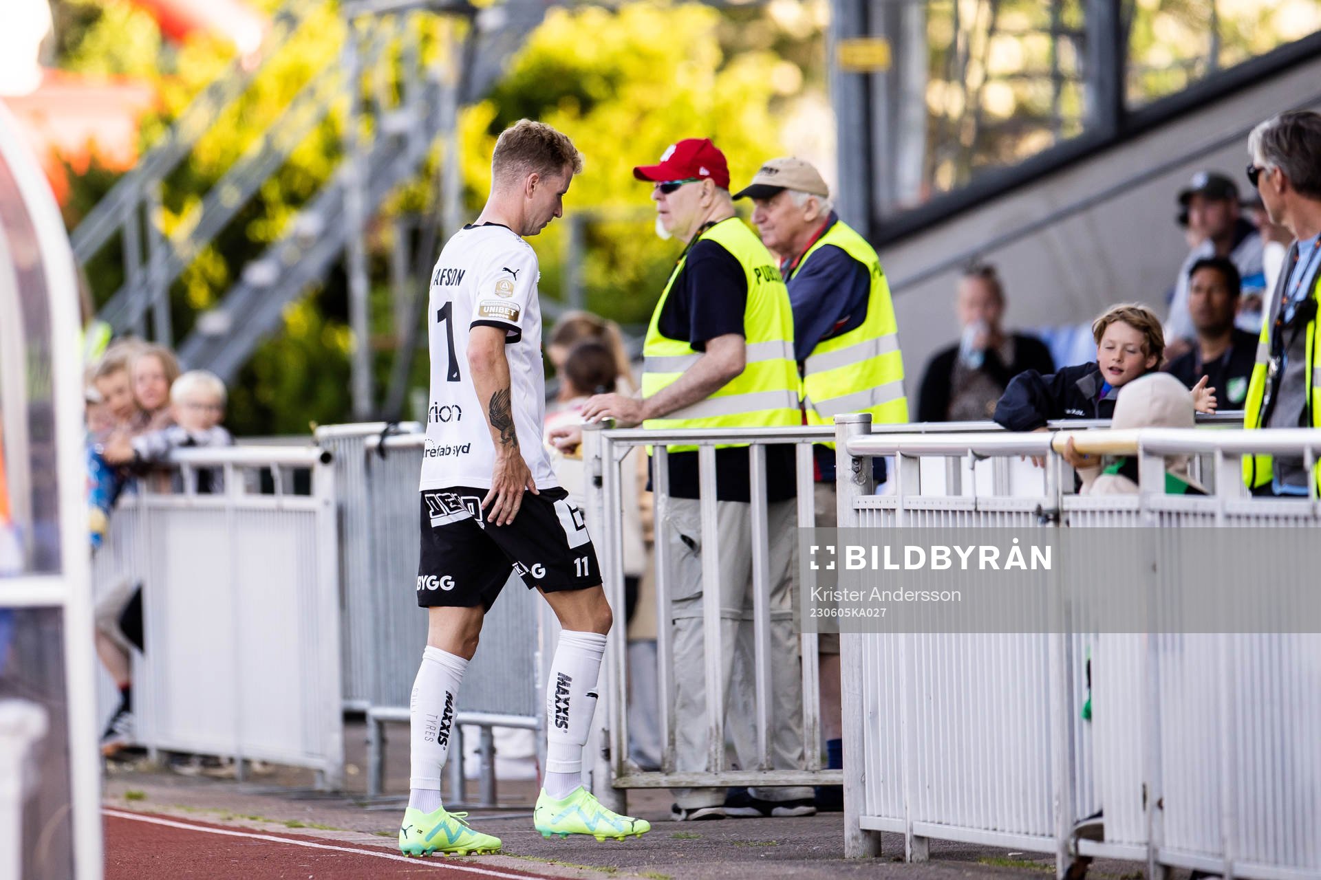 Häckens Samuel Gustafson lämnar planen