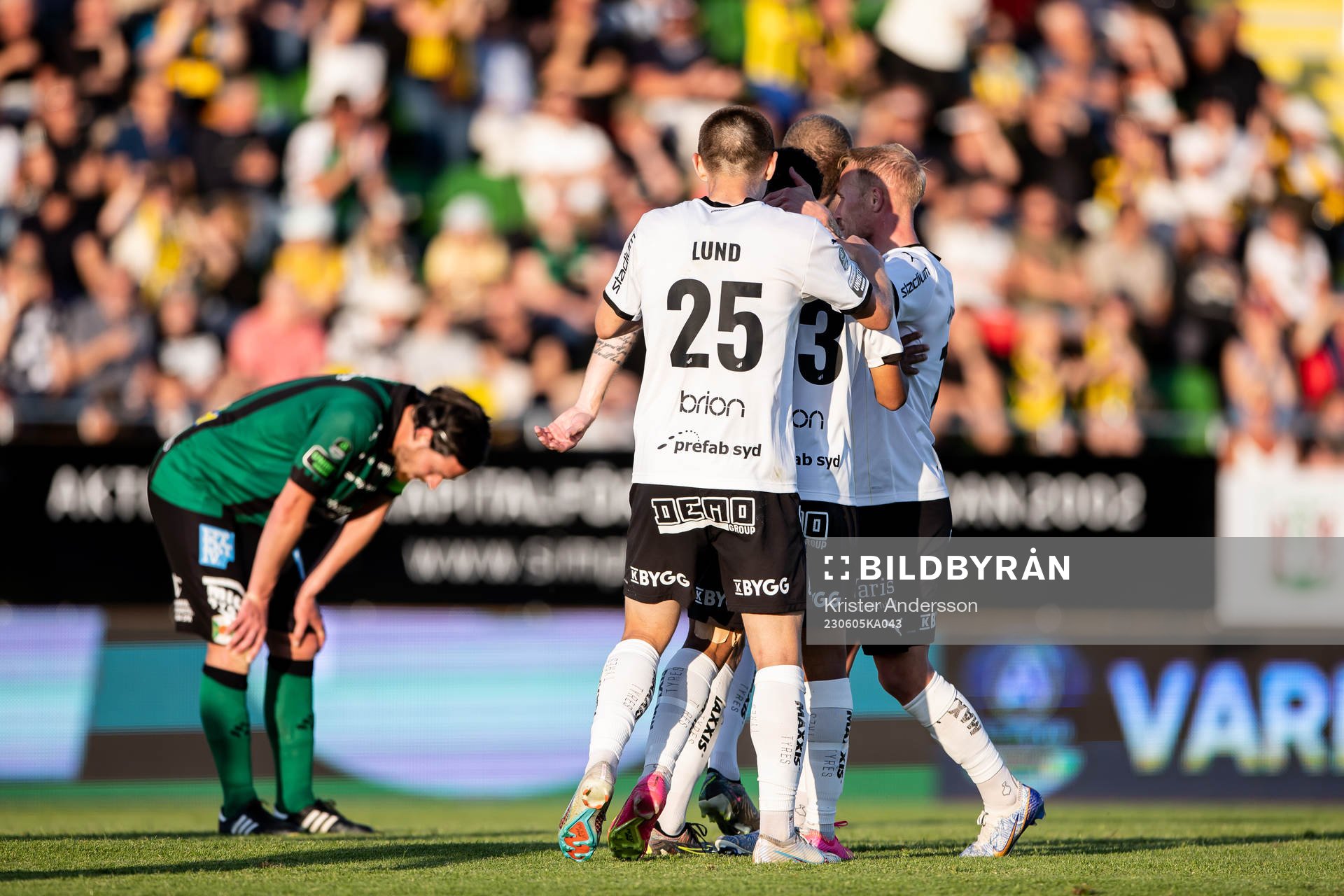 Häckens Momodou Lamin Sonko jublar med lagkamrater efter 0-2 målet under fotbollsmatchen i Allsvenskan mellan Varberg och Häcken den 5 juni 2023 i Varberg.
