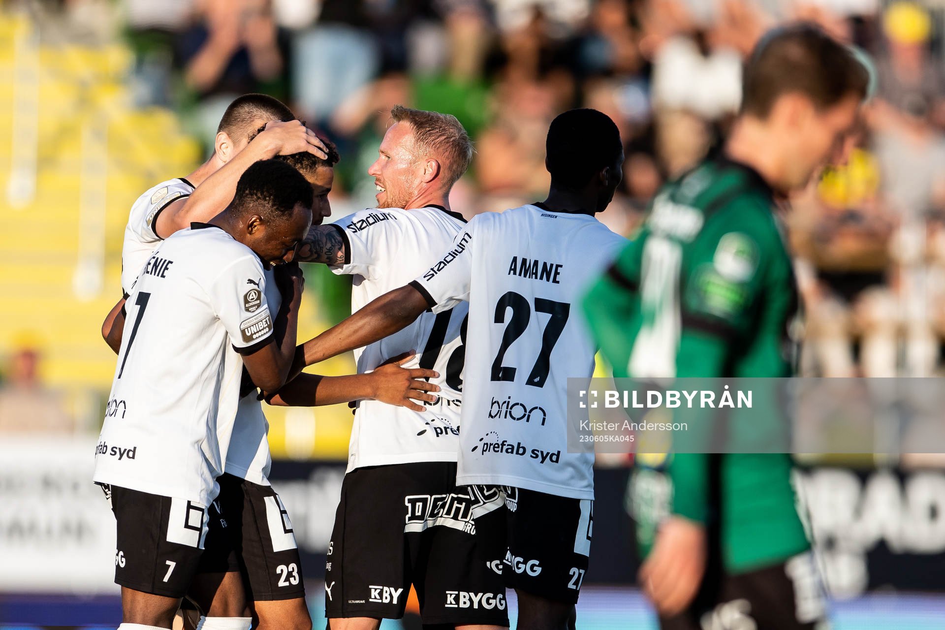 Häckens Momodou Lamin Sonko jublar med lagkamrater