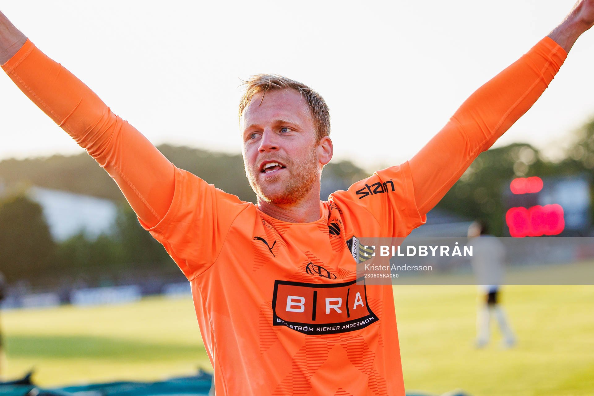 Häckens målvakt Peter Abrahamsson jublar