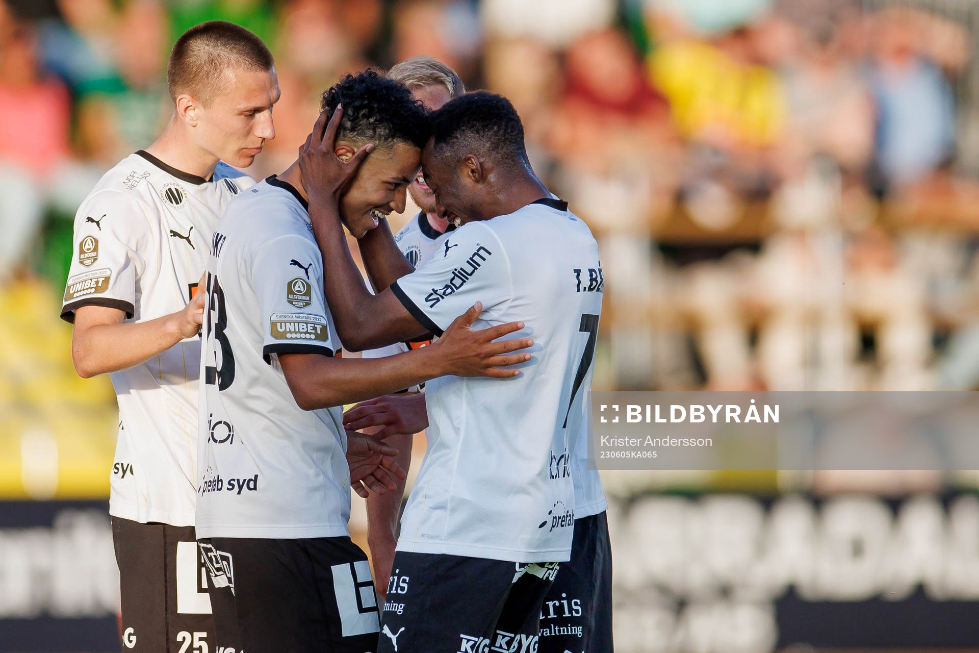Häckens Momodou Lamin Sonko och Benie Adama Traore jublar