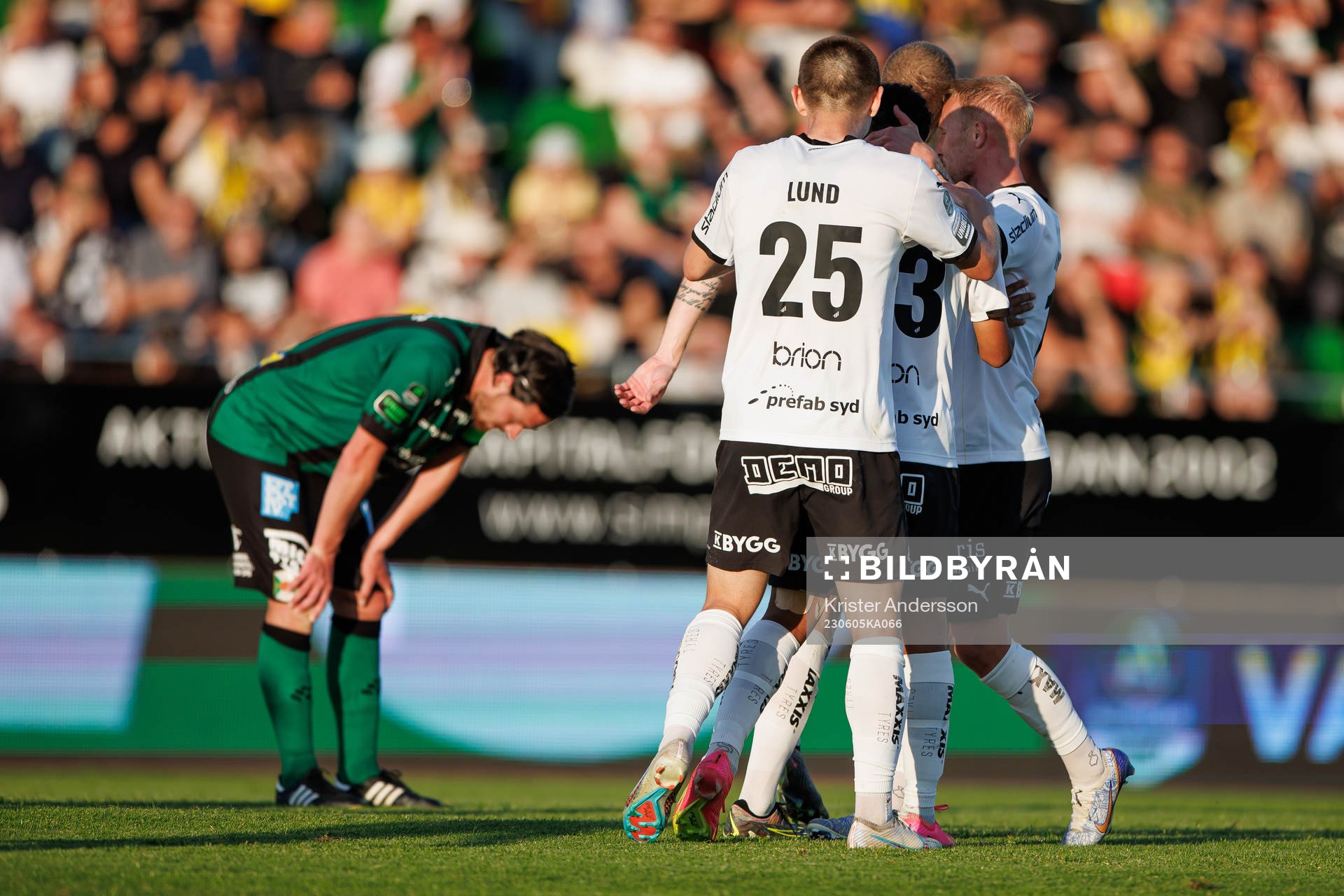Häckens spelare jublar efter 0-2 av Momodou Lamin Sonko under fotbollsmatchen i Allsvenskan mellan Varberg och Häcken den 5 juni 2023 i Varberg.
