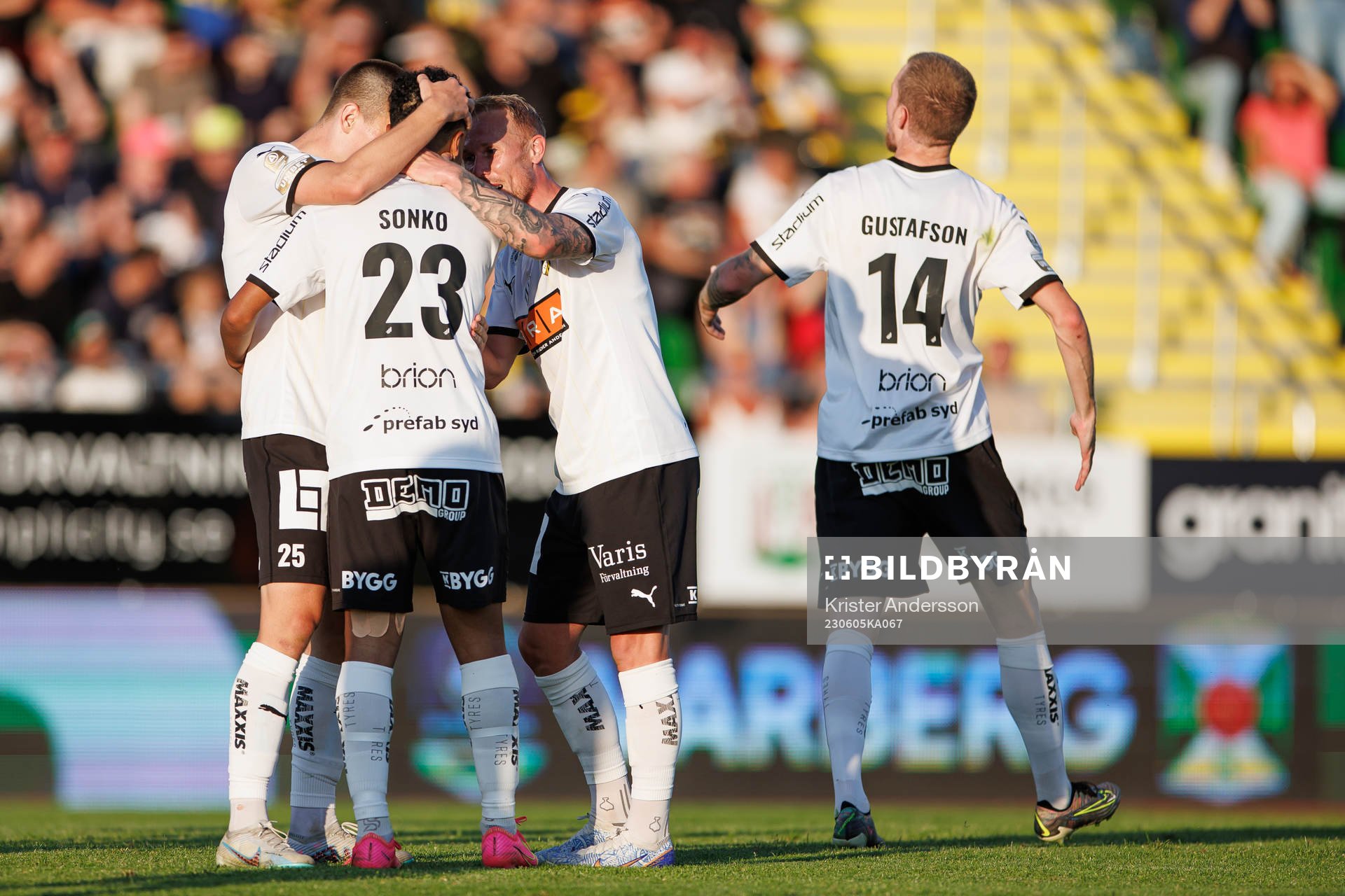 Häckens spelare jublar