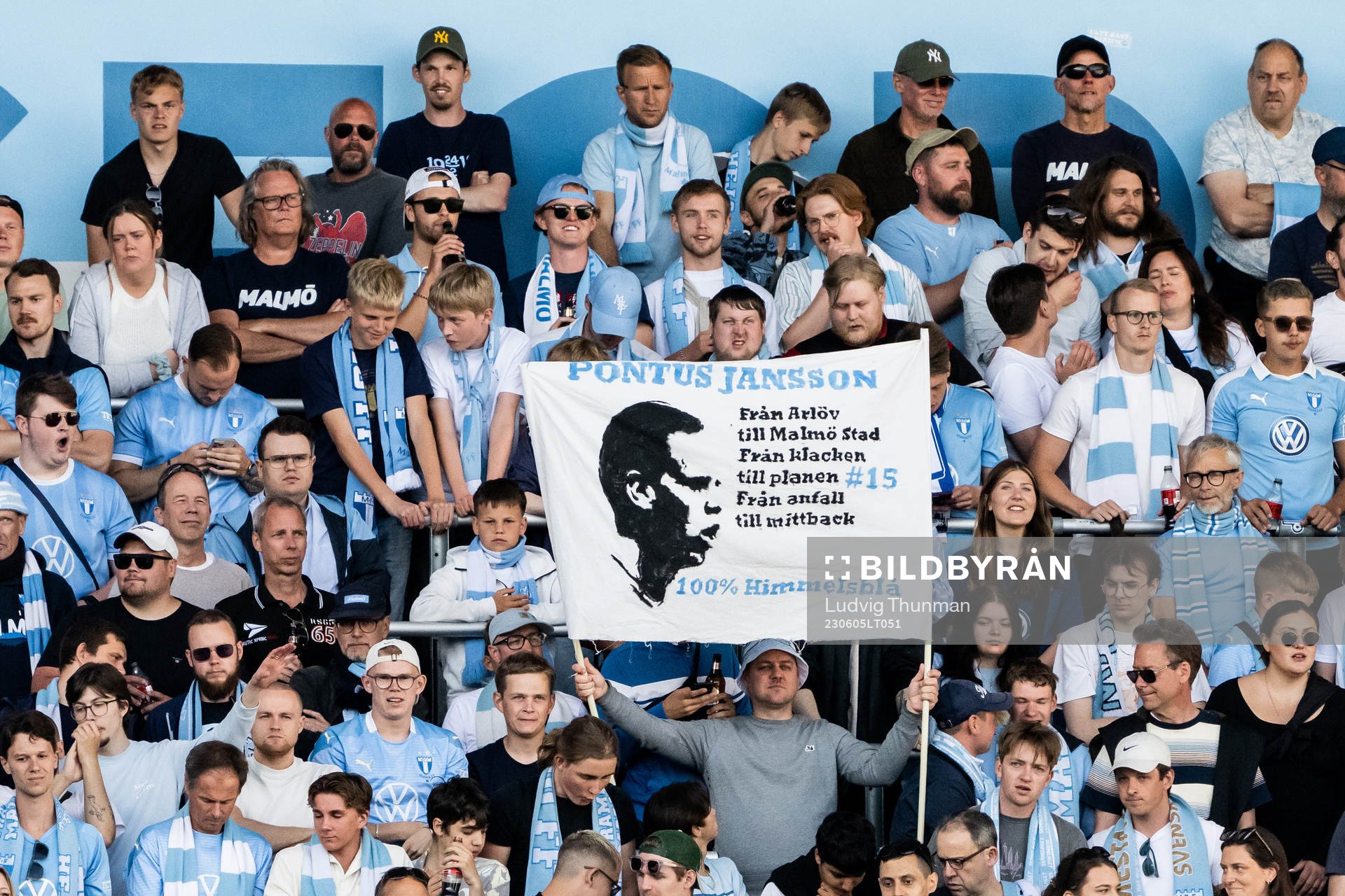 Malmö FFs supportrar med en banderoll till Pontus Jansson