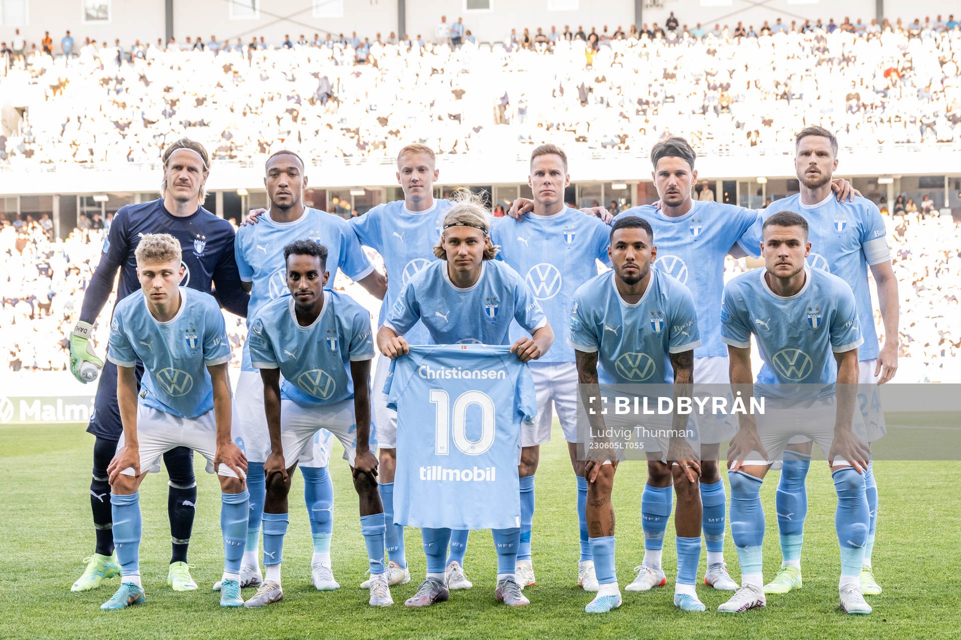Malmö FFs spelare ställer upp för en lagbild med en