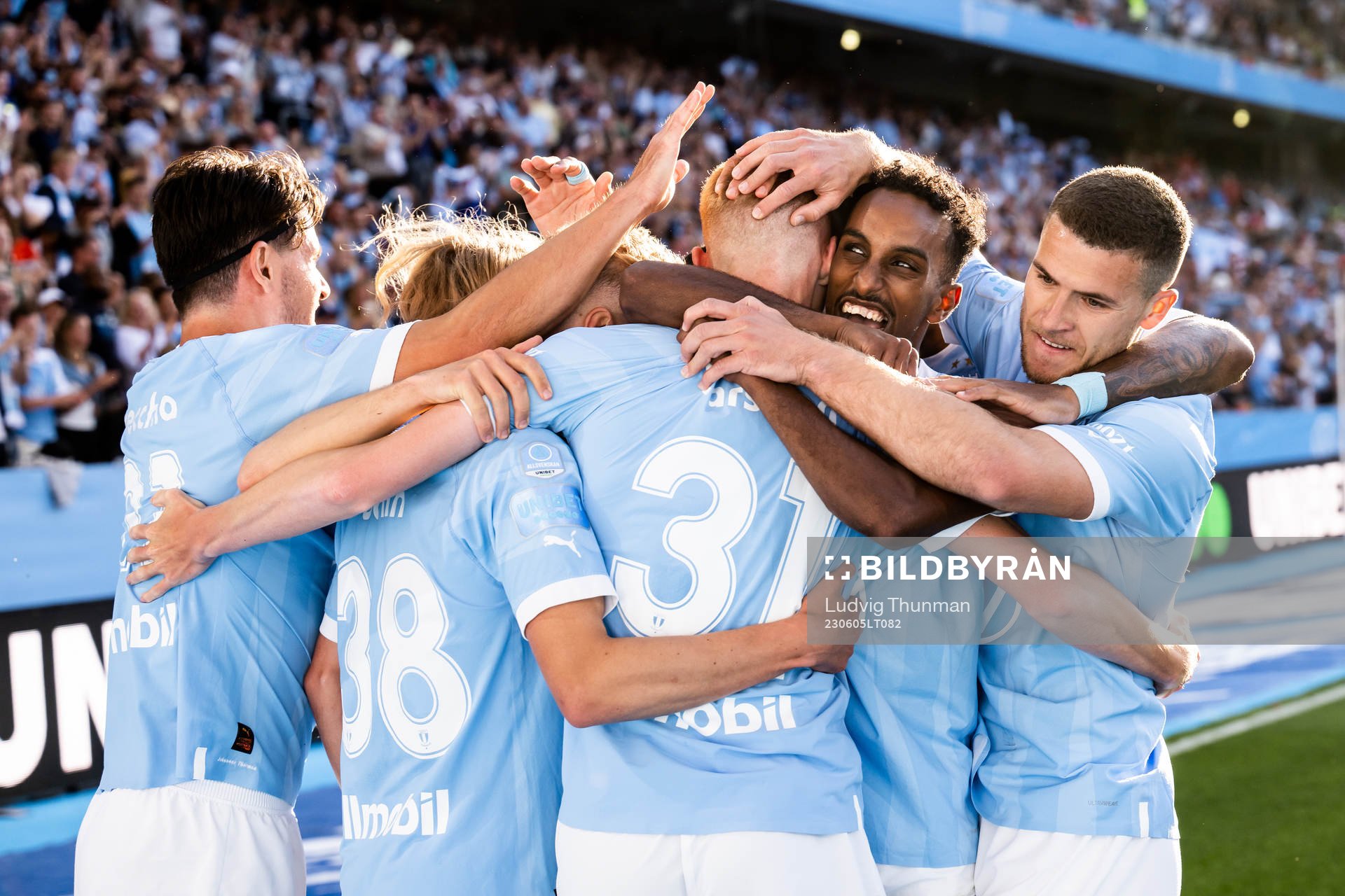 Malmö FFs Hugo Larsson jublar med lagkamrater