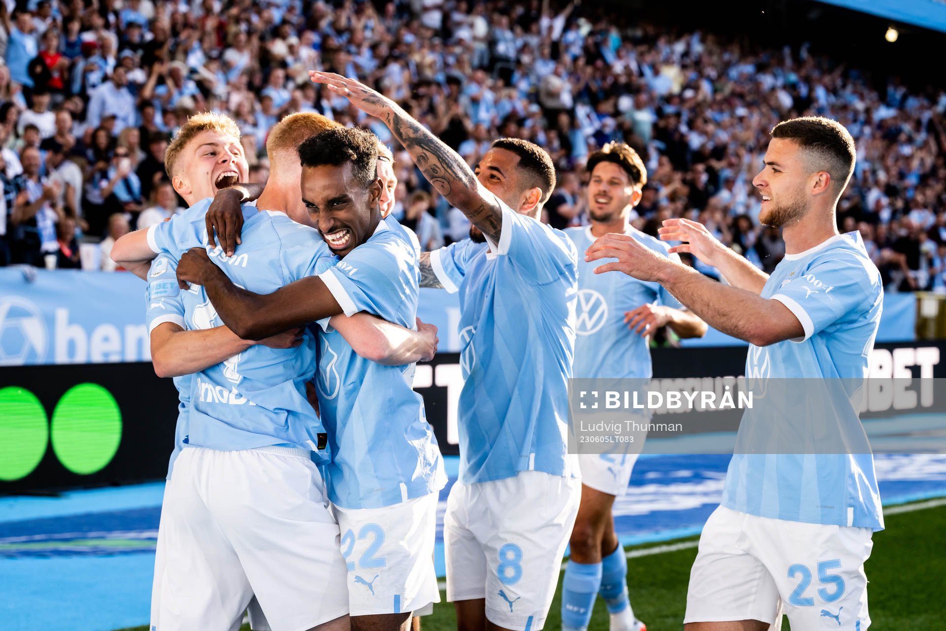 Malmö FFs Hugo Larsson jublar med lagkamrater efter sitt 1-0 mål under fotbollsmatchen i Allsvenskan mellan Malmö FF och Degerfors den 5 juni 2023 i Malmö.