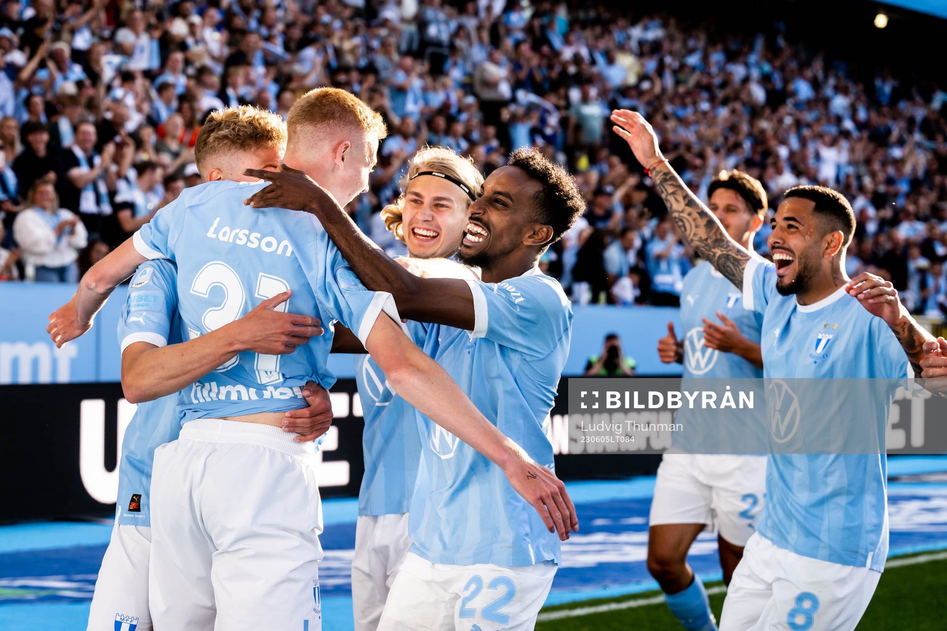 Malmö FFs Hugo Larsson jublar med lagkamrater