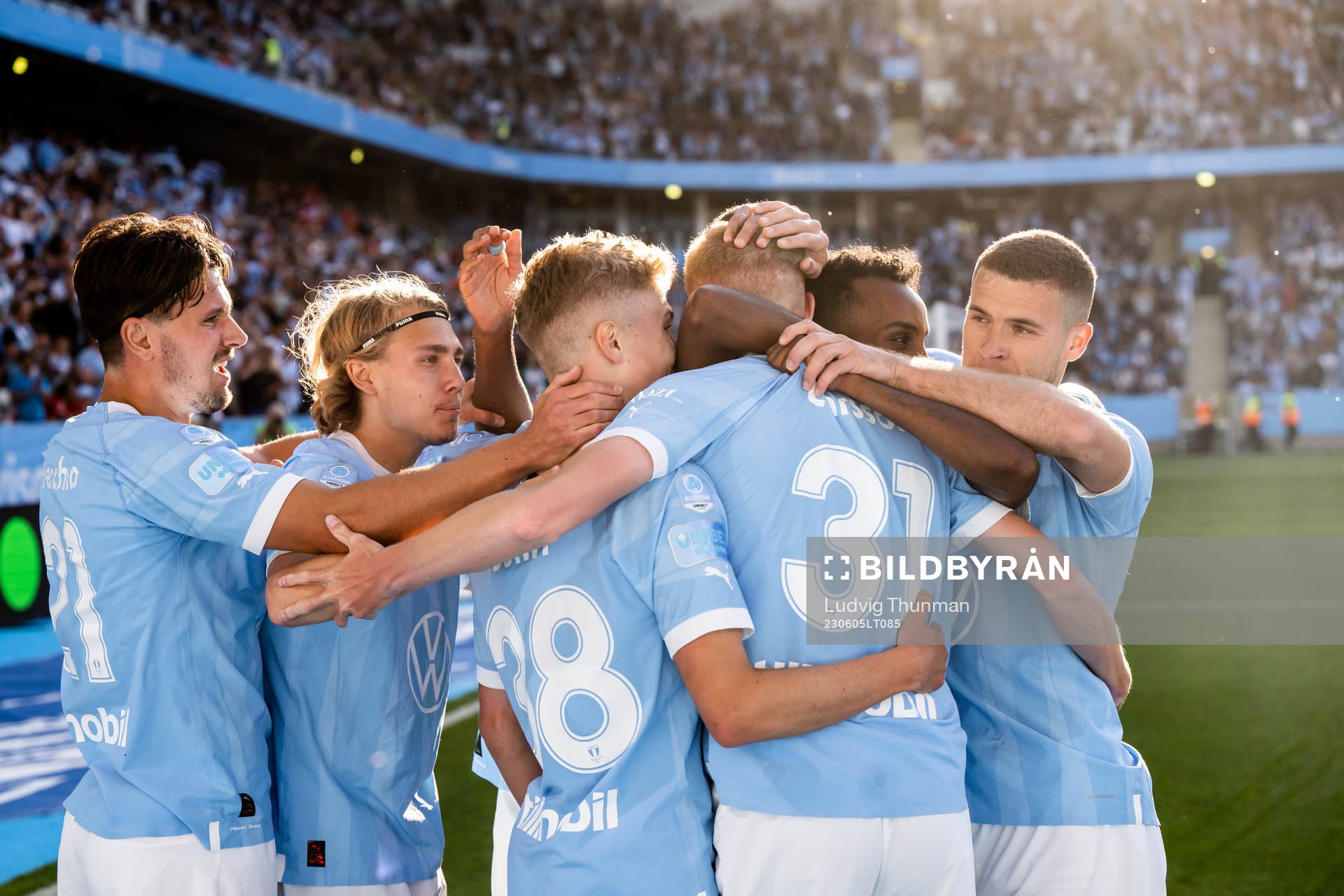 Malmö FFs Hugo Larsson jublar med lagkamrater