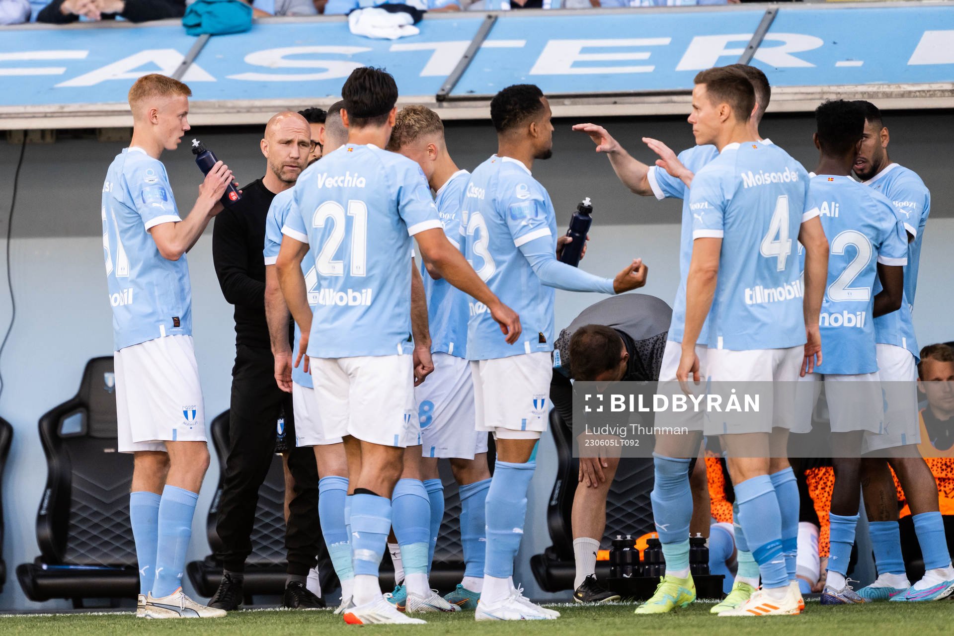 Malmö FFs tränare Henrik Rydström i samtal med spelarna