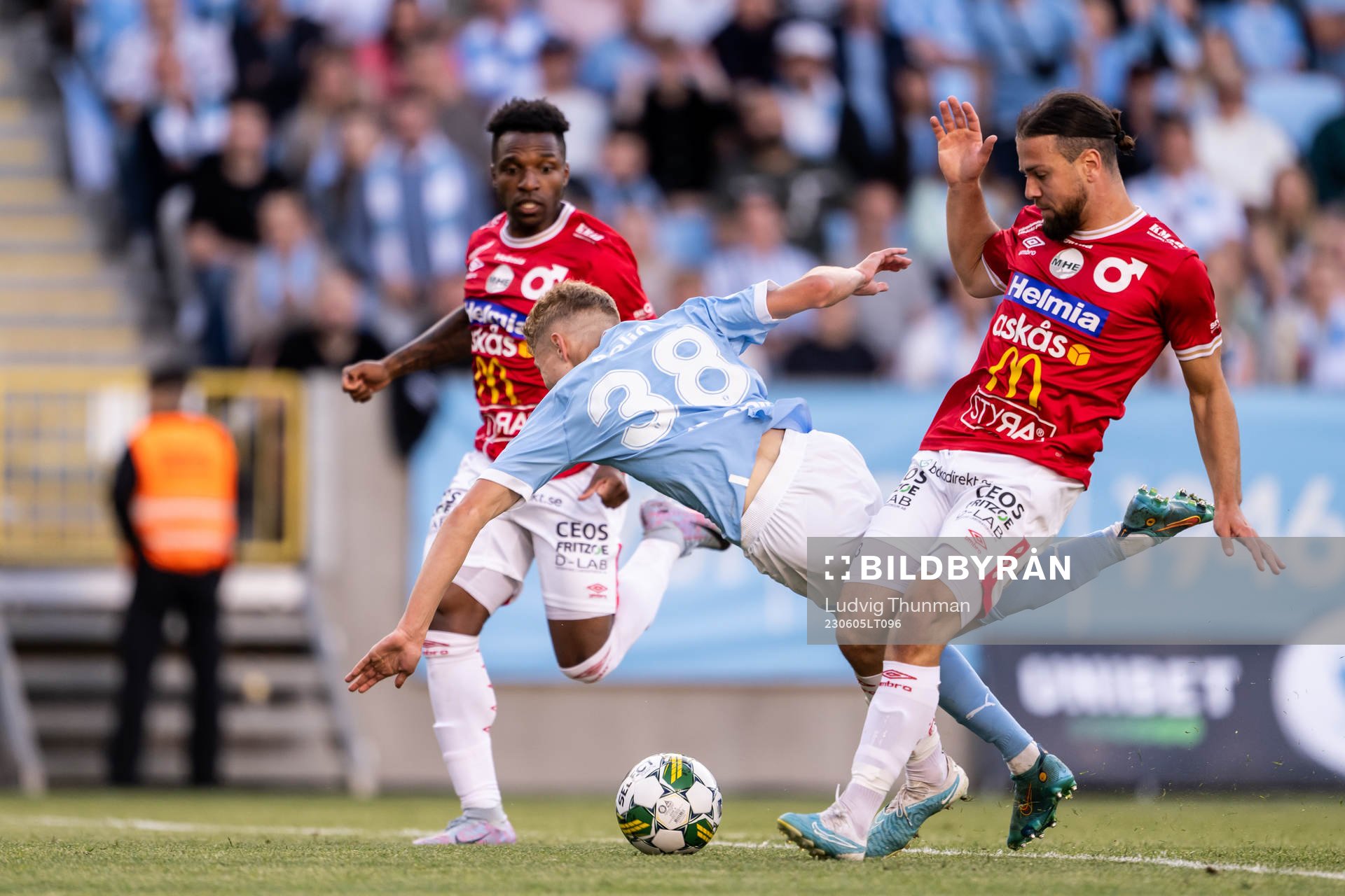 Malmö FFs Hugo Bolin faller i straffområdet