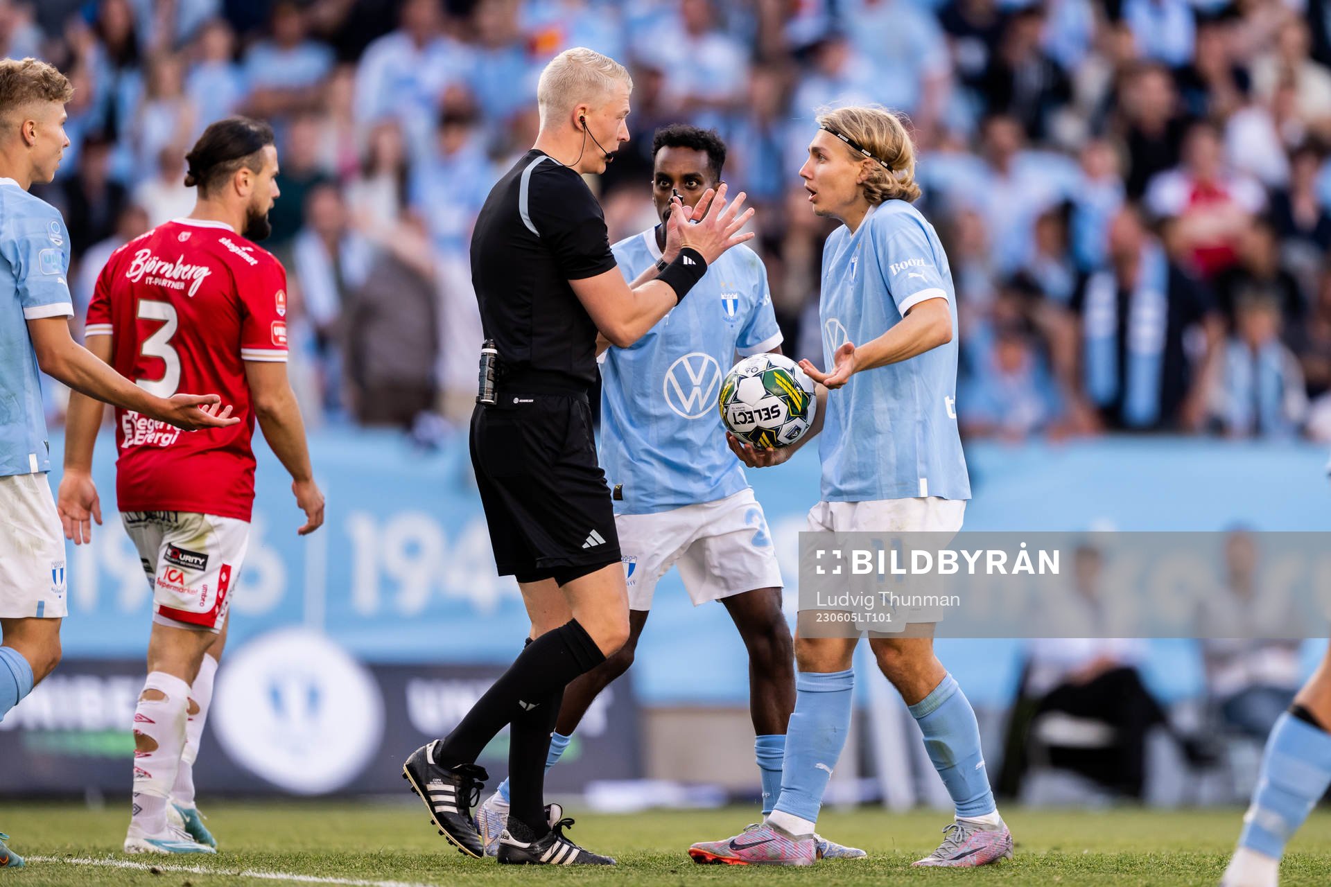 Malmö FFs Taha Ali och Sebastian Nanasi i diskussion med