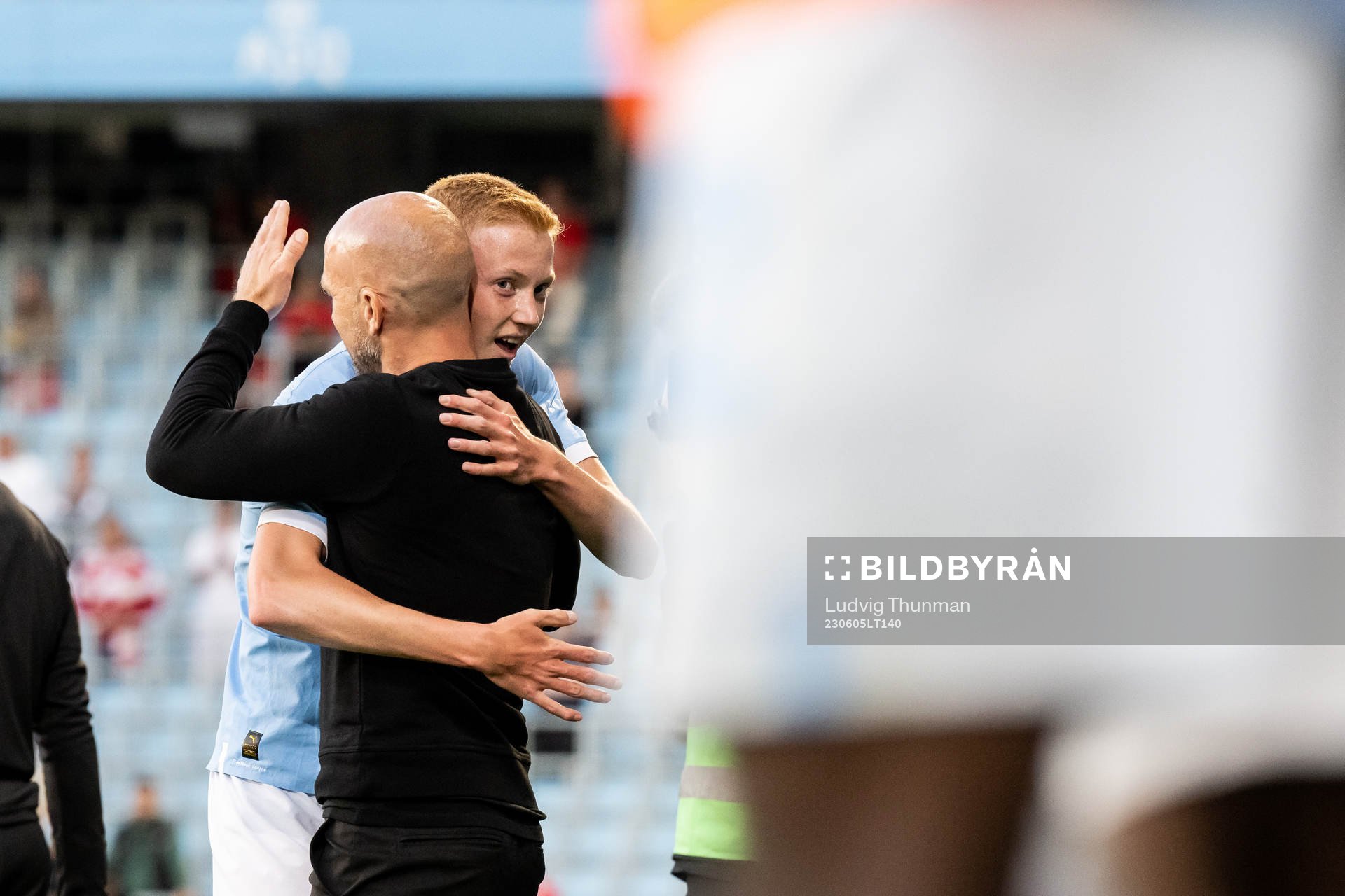 Malmö FFs Hugo Larsson kramas om av tränare Henrik