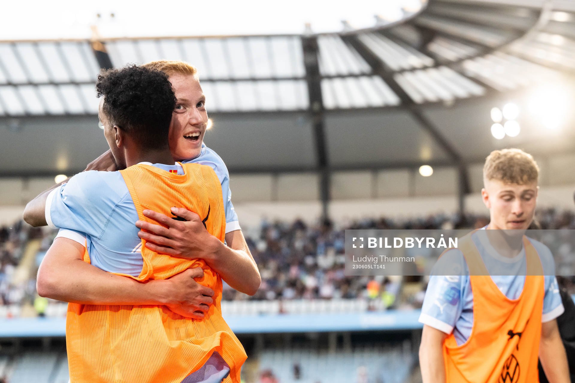 Malmö FFs Hugo Larsson kramas om av Taha Ali när han byts