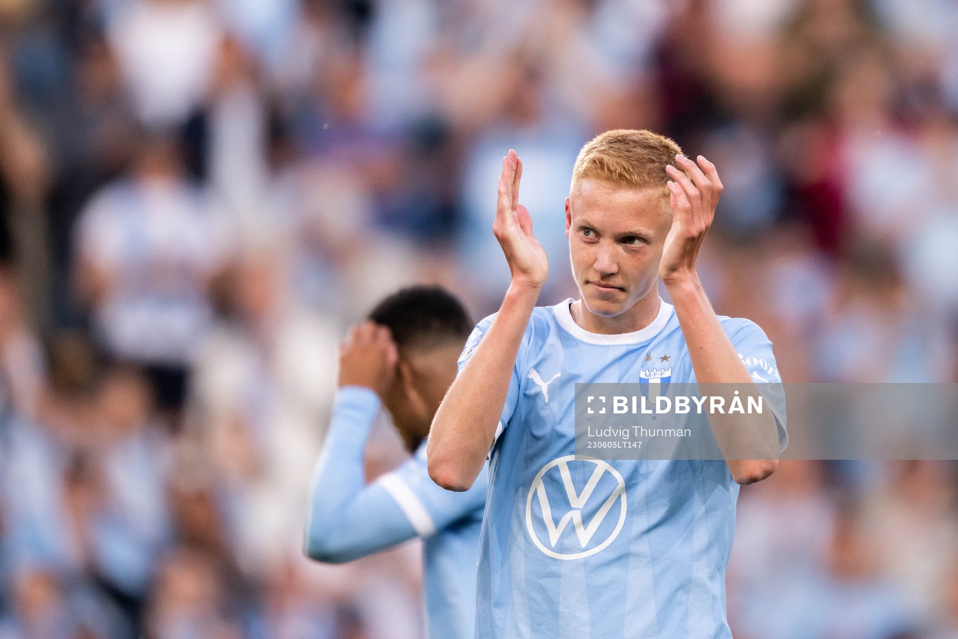 Malmö FFs Hugo Larsson tackar publiken när han byts ut