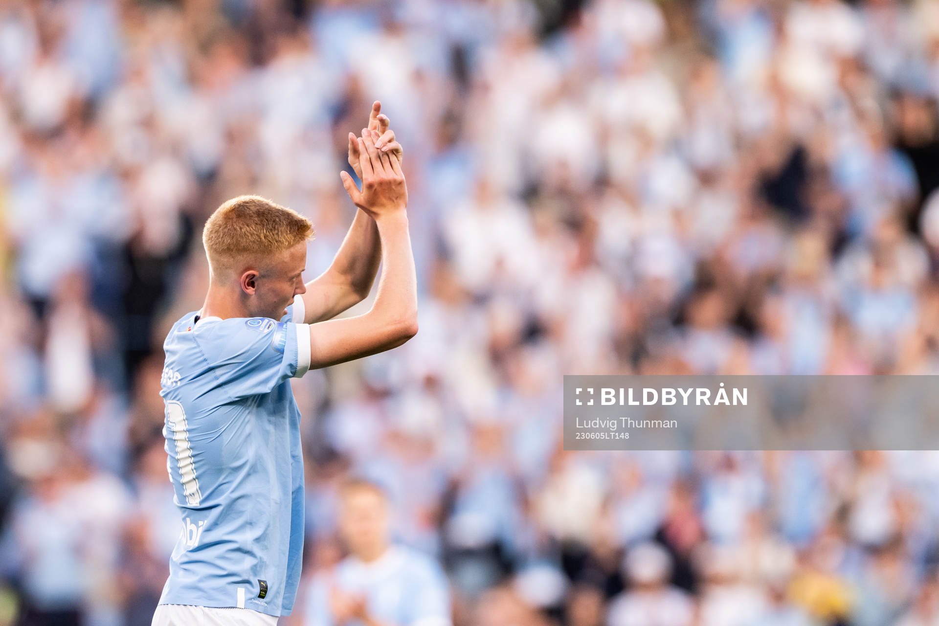 Malmö FFs Hugo Larsson tackar publiken när han byts ut