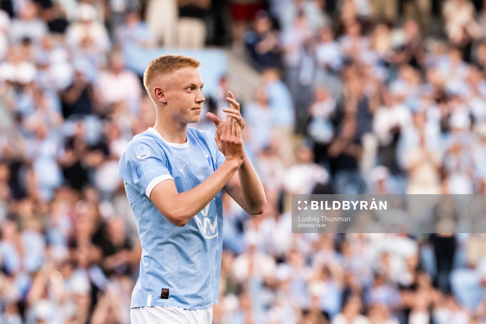 Malmö FFs Hugo Larsson tackar publiken när han byts ut