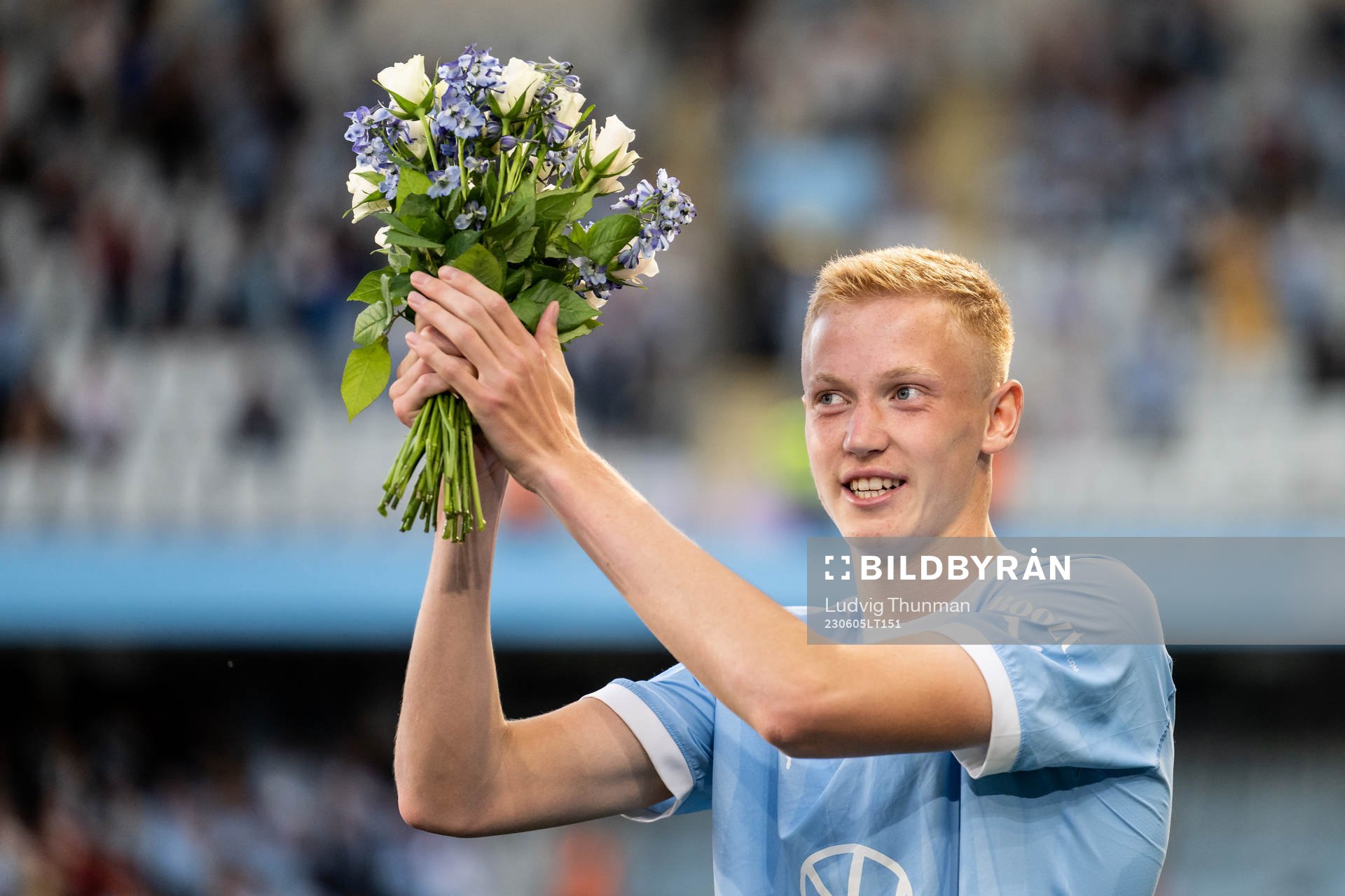 Malmö FFs Hugo Larsson tackas av