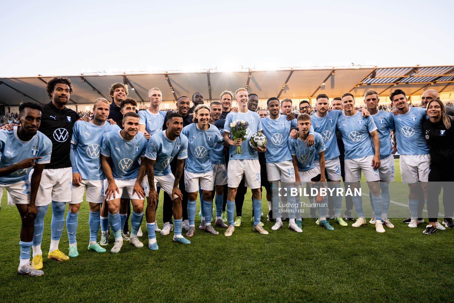 Malmö FFs Hugo Larsson tackas av