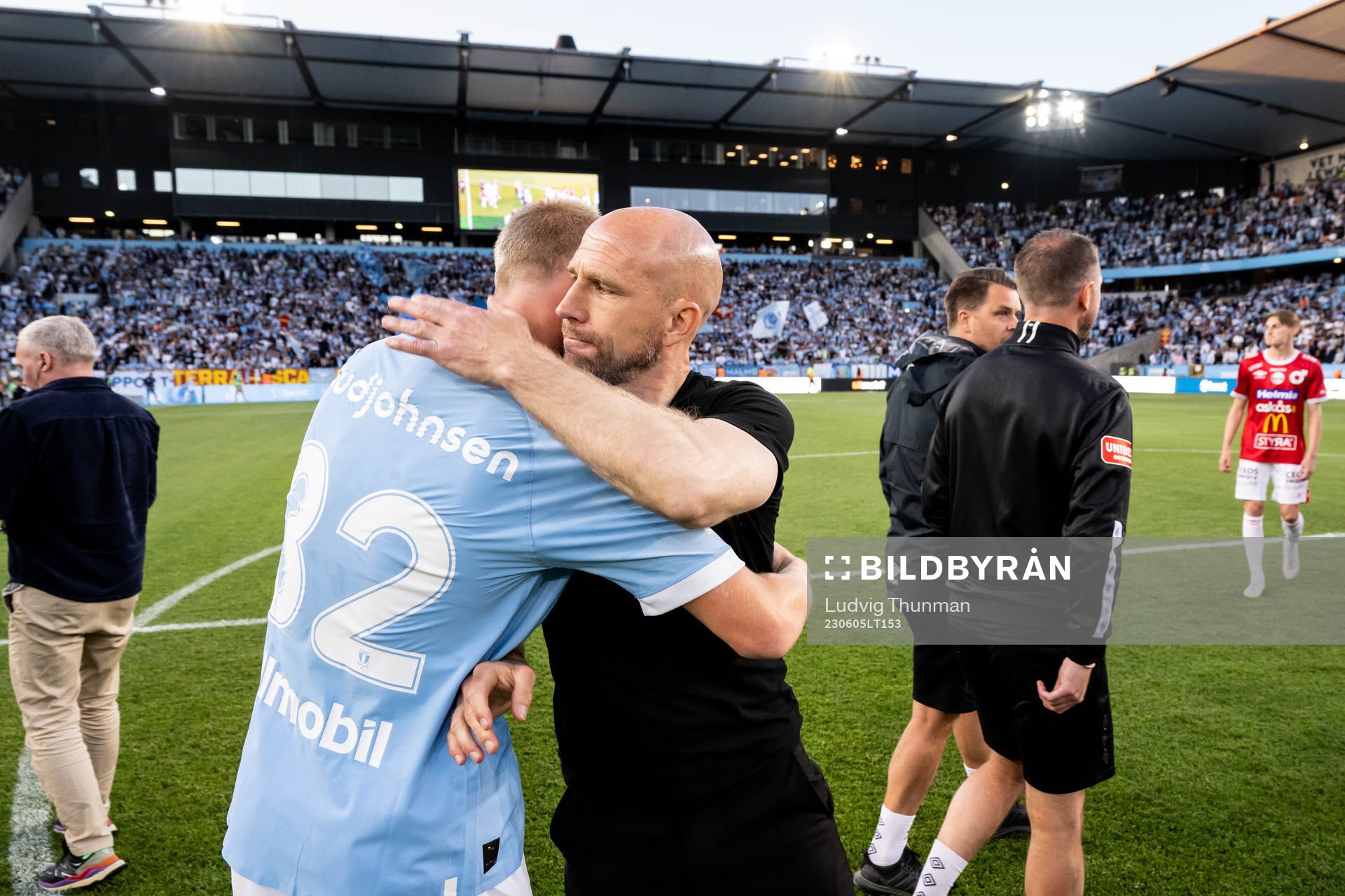 Malmö FFs Daniel Gudjohnsen kramas om av tränare Henrik