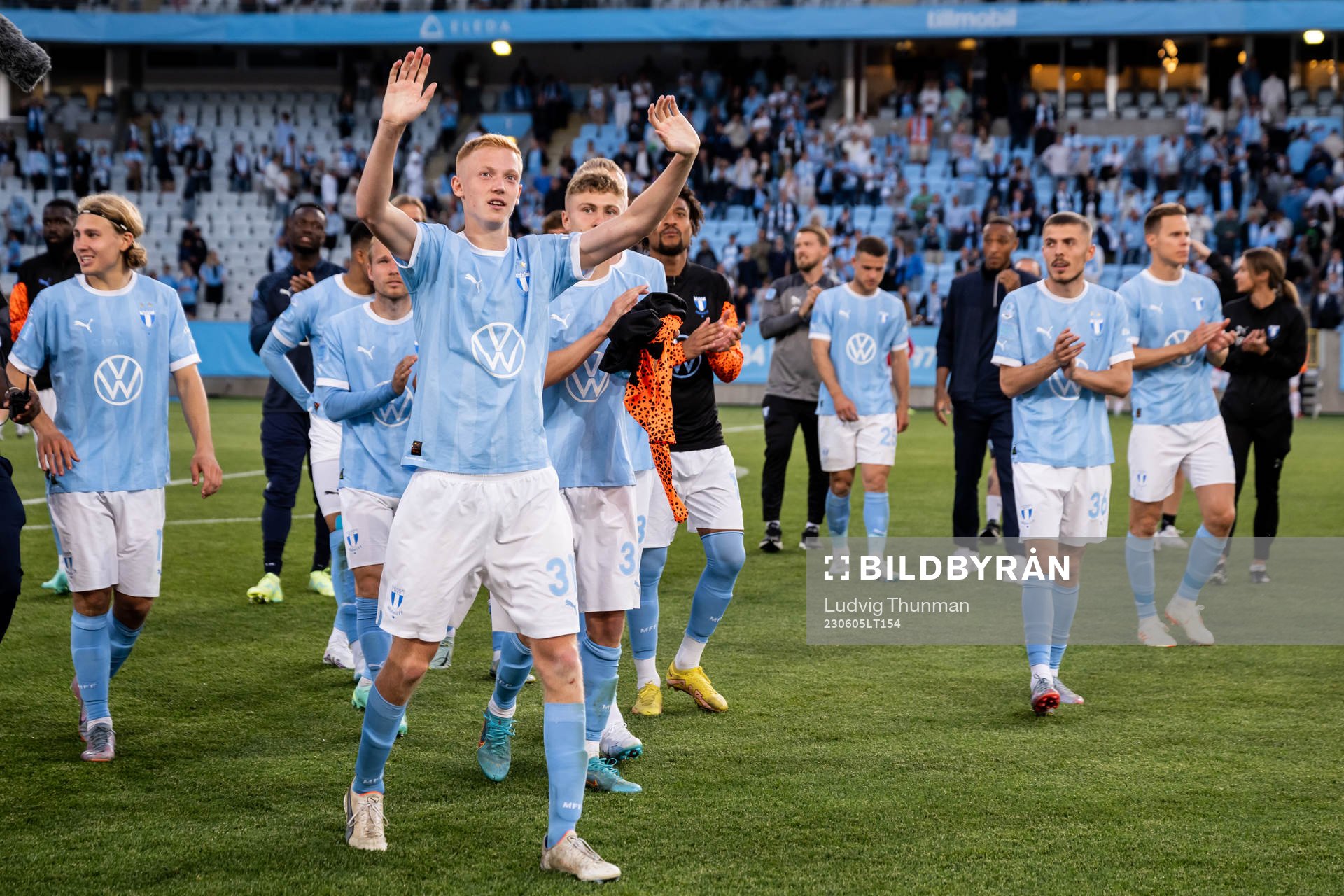 Malmö FFs Hugo Larsson tackas av