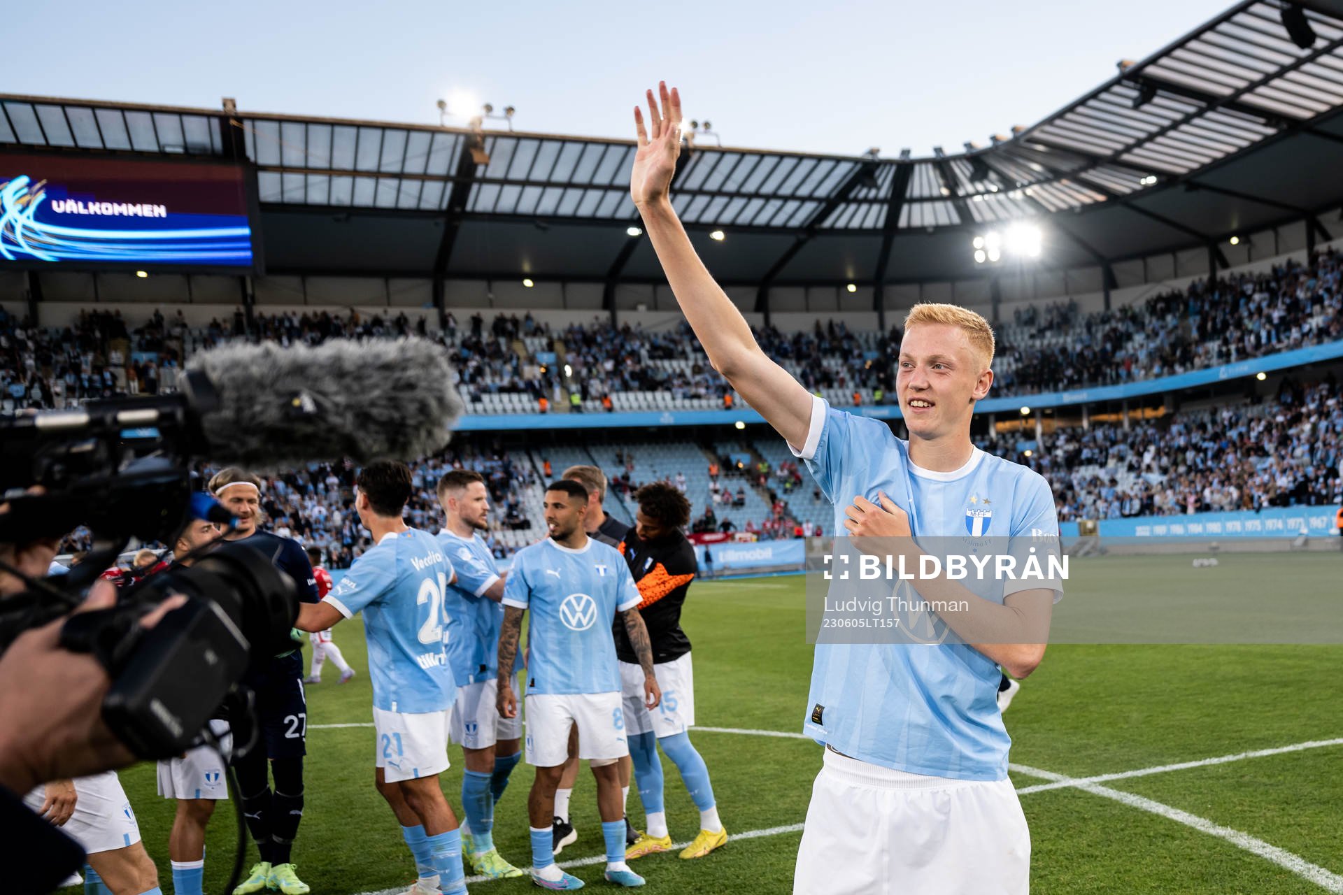 Malmö FFs Hugo Larsson tackas av