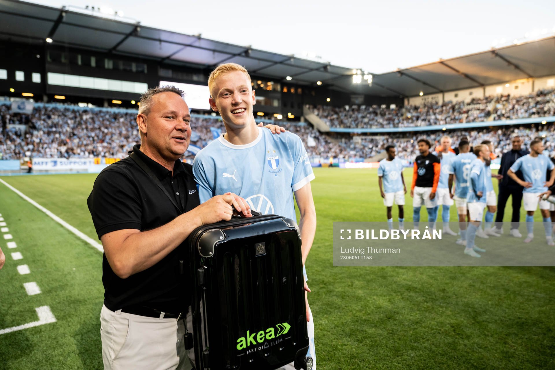 Malmö FFs Hugo Larsson tackas av