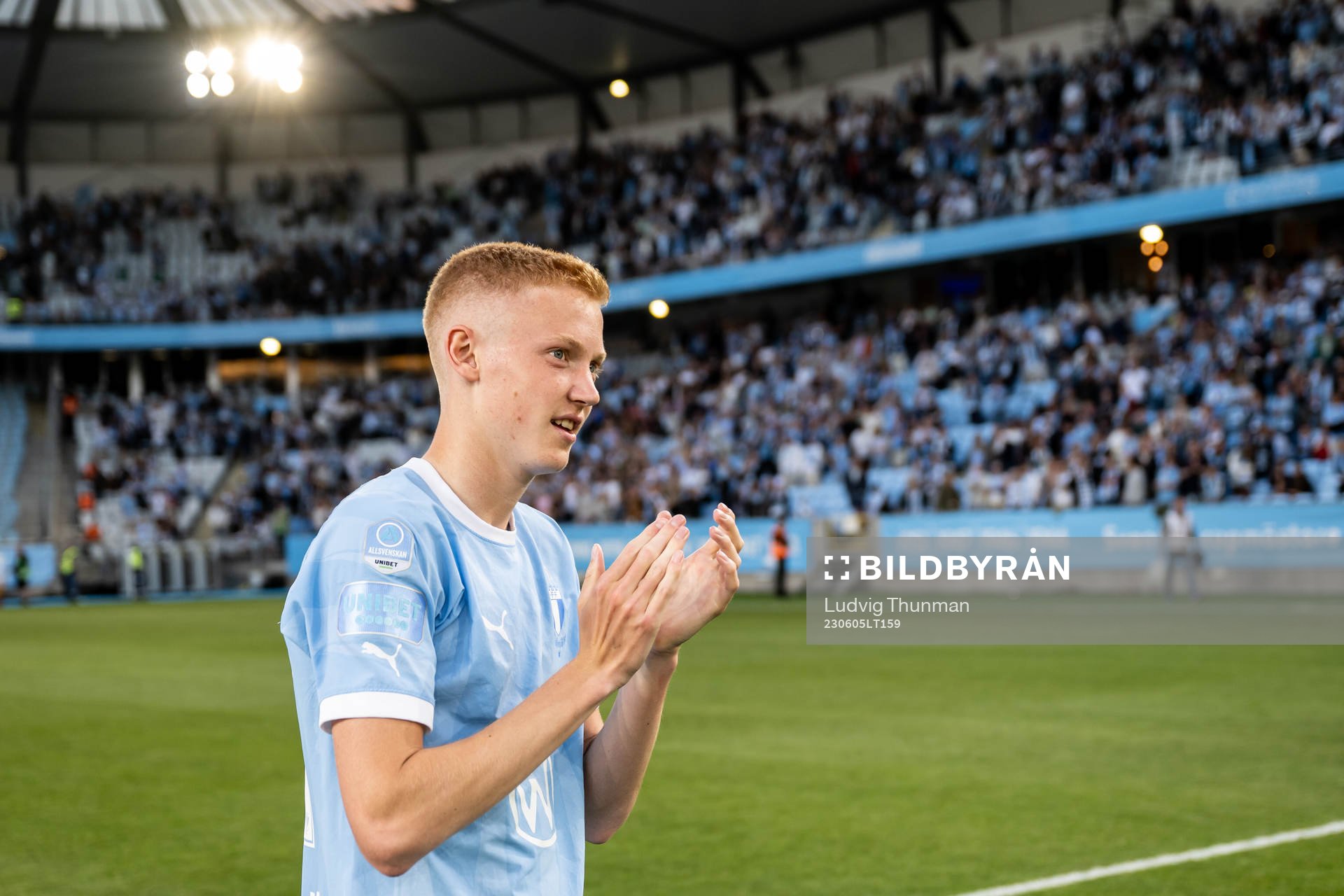 Malmö FFs Hugo Larsson tackas av
