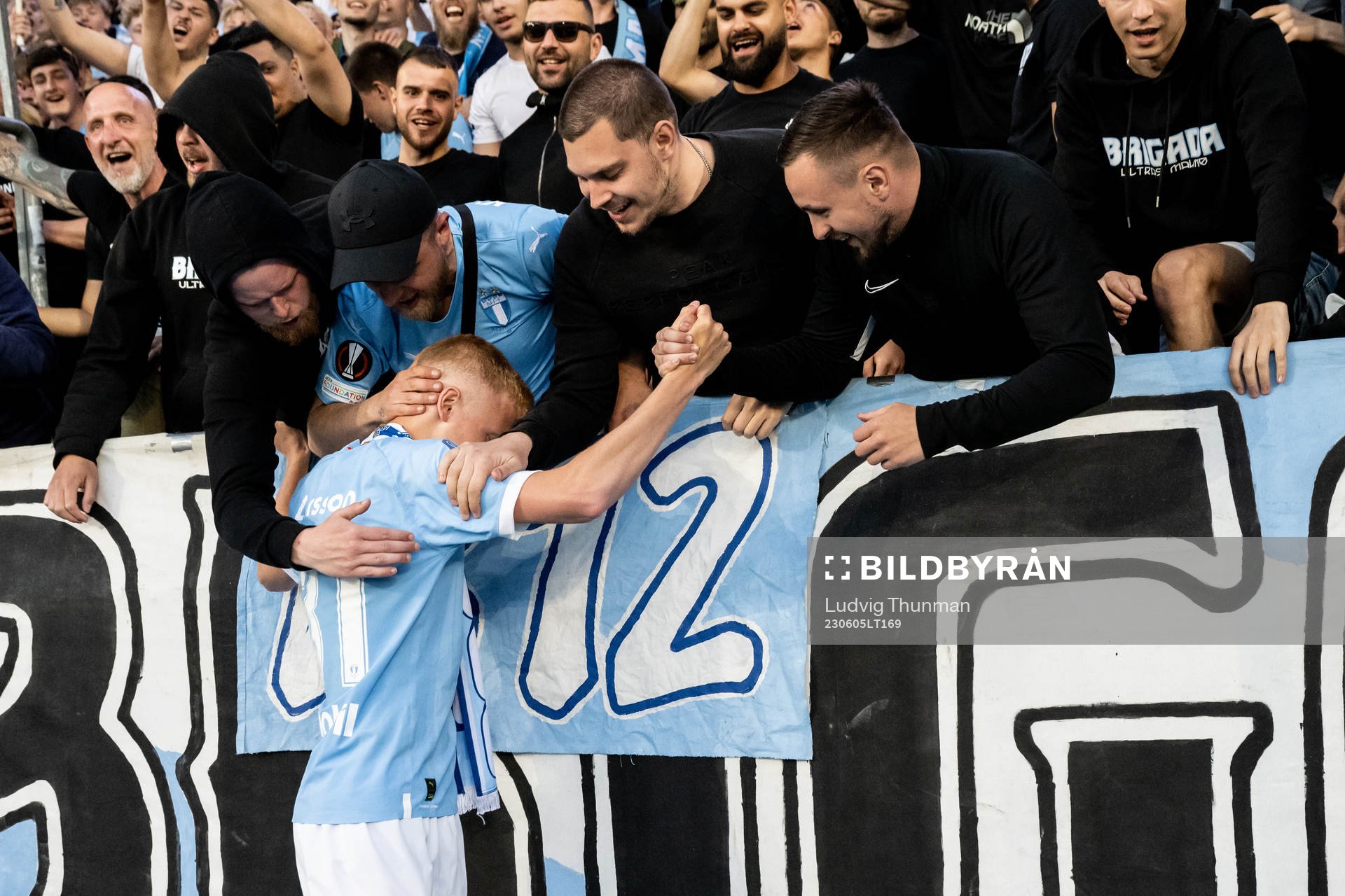 Malmö FFs Hugo Larsson tackas av