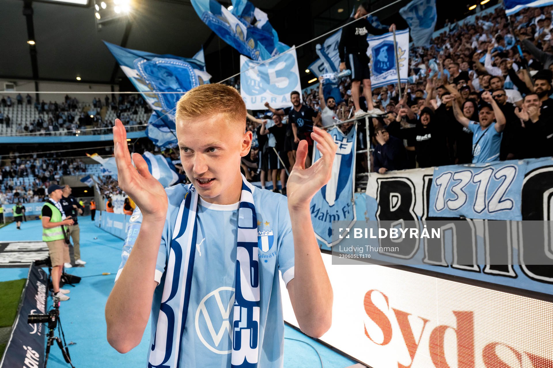 Malmö FFs Hugo Larsson tackas av