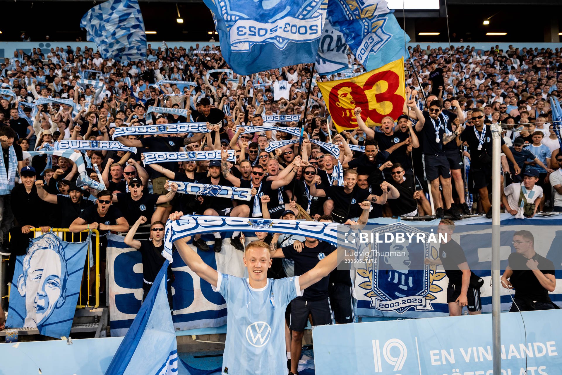 Malmö FFs Hugo Larsson tackas av