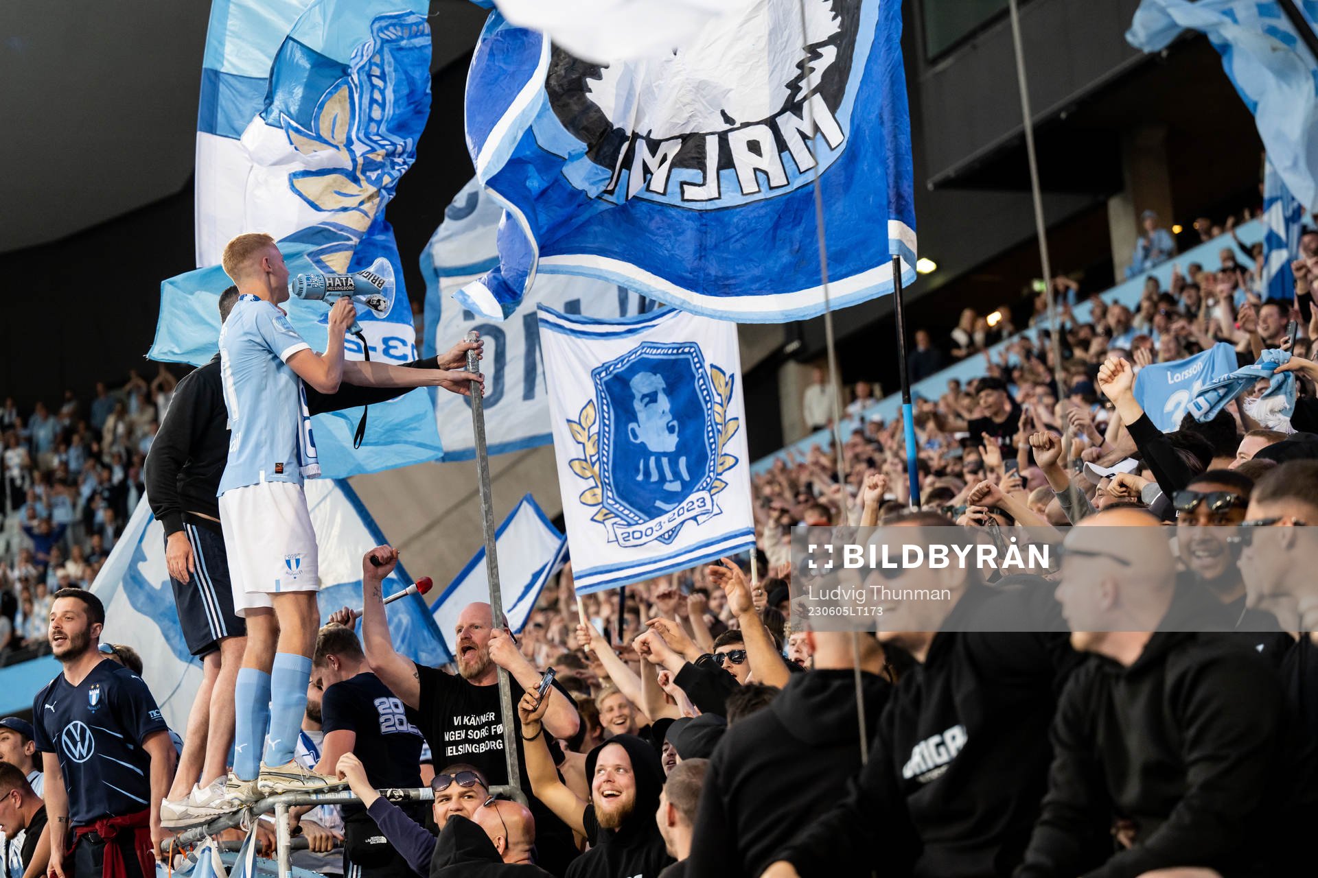 Malmö FFs Hugo Larsson tackas av