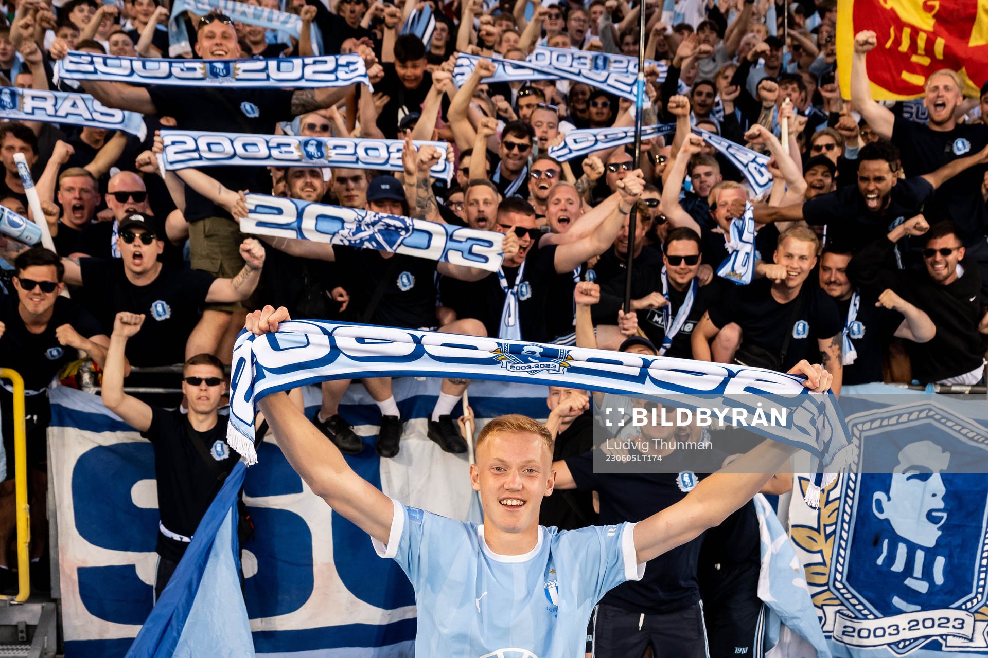 Malmö FFs Hugo Larsson tackas av