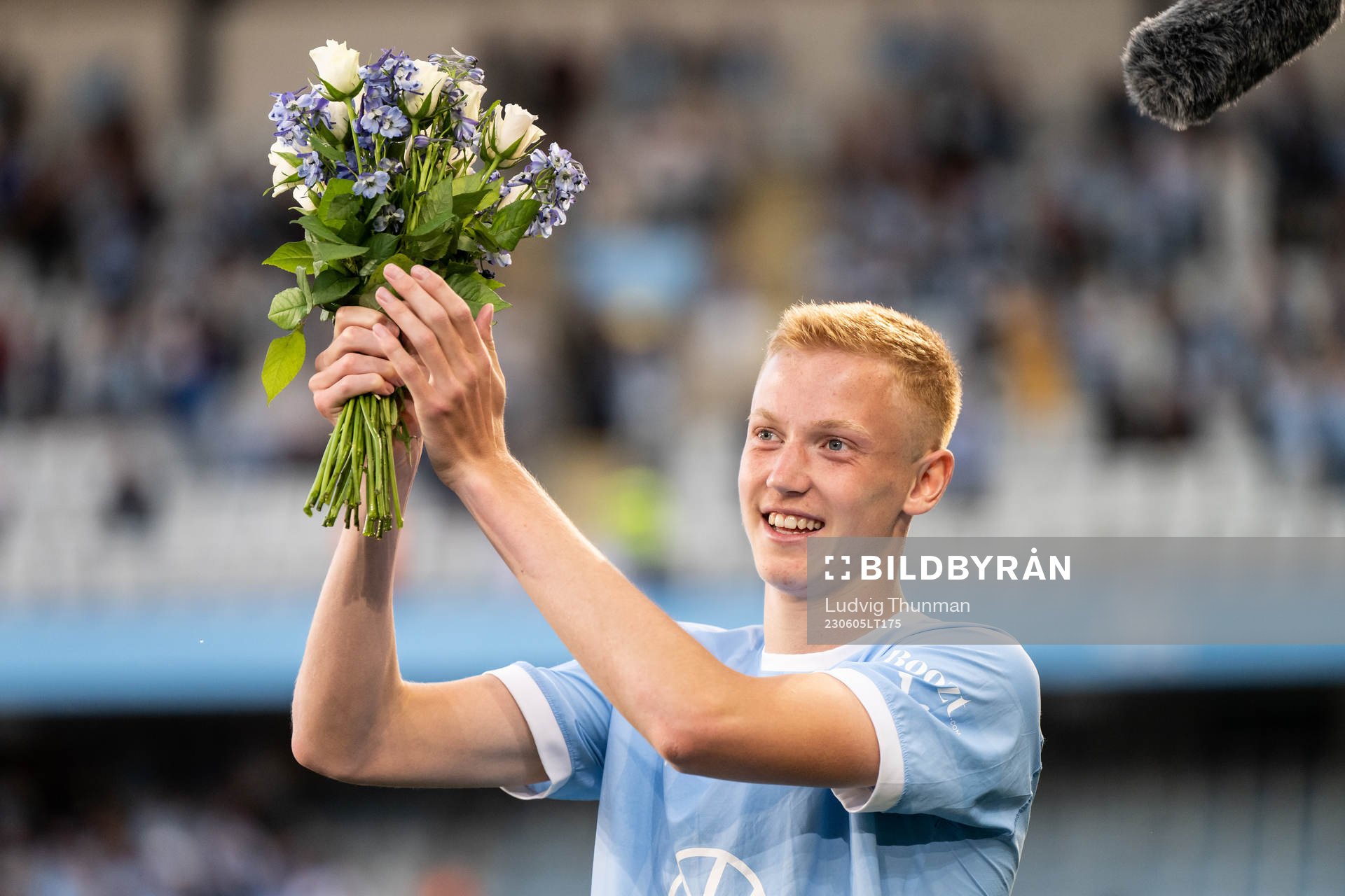 Malmö FFs Hugo Larsson tackas av