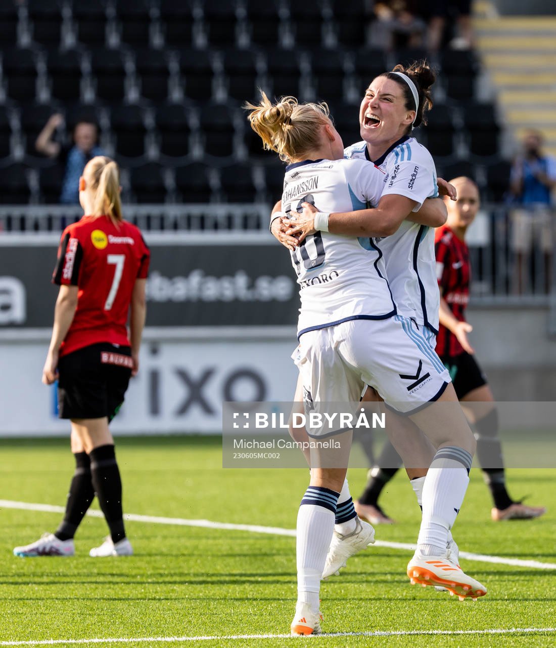 Djurgårdens Stinalisa Johansson jublar med Hayley Dowd