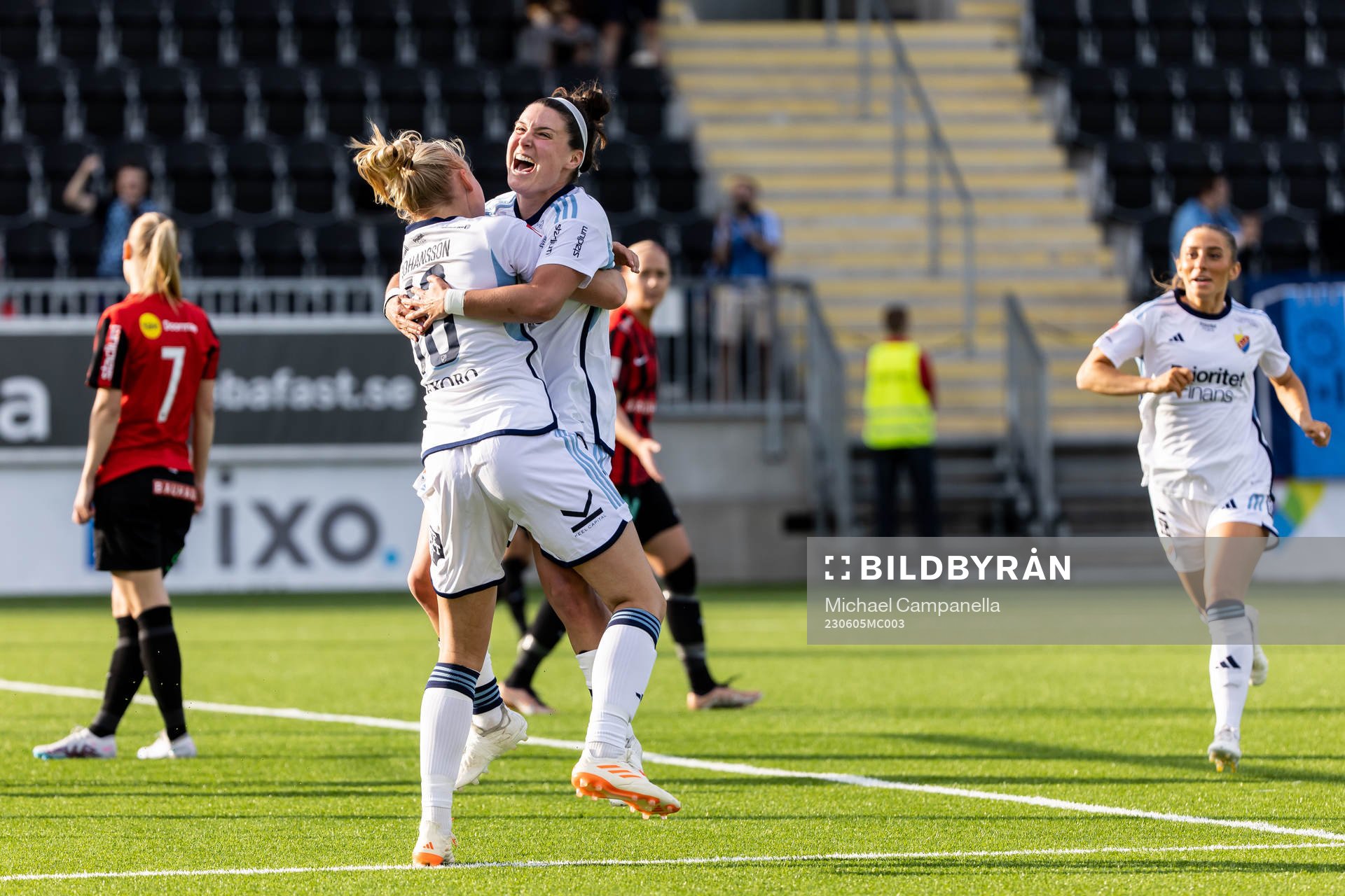 Djurgårdens Stinalisa Johansson jublar med Hayley Dowd