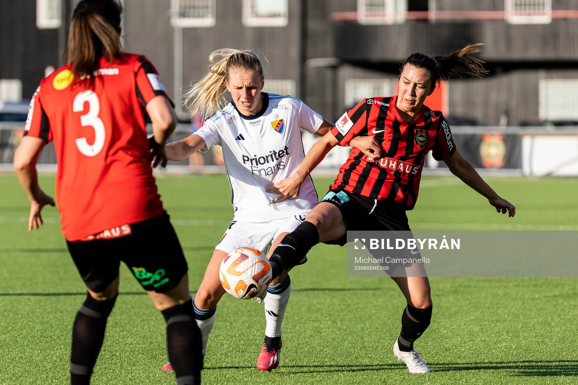 Djurgårdens Nellie Lilja och Brommapojkarnas Fanny Hjelm