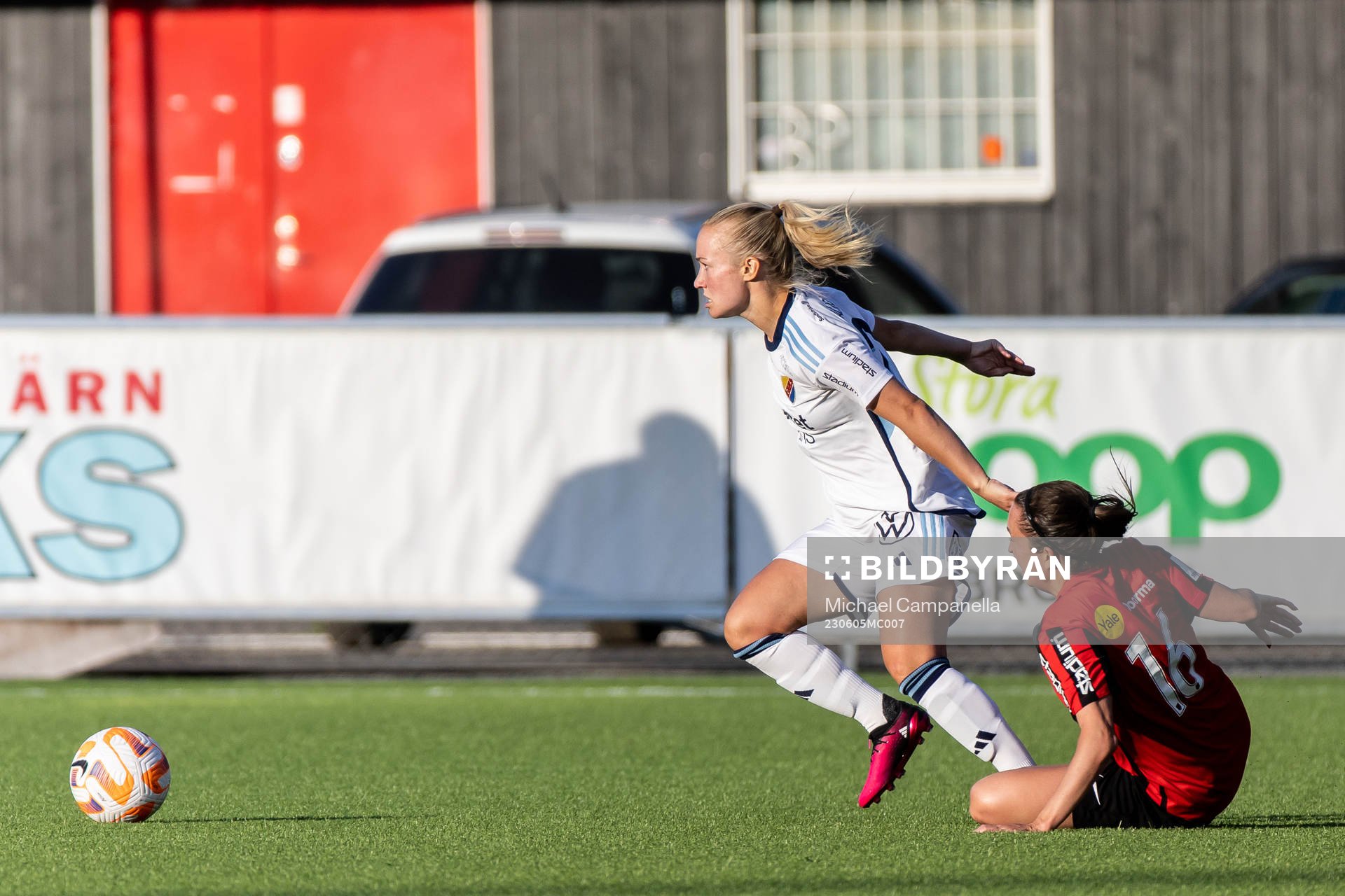 Djurgårdens Tove Almqvist och Brommapojkarnas Fanny Hjelm