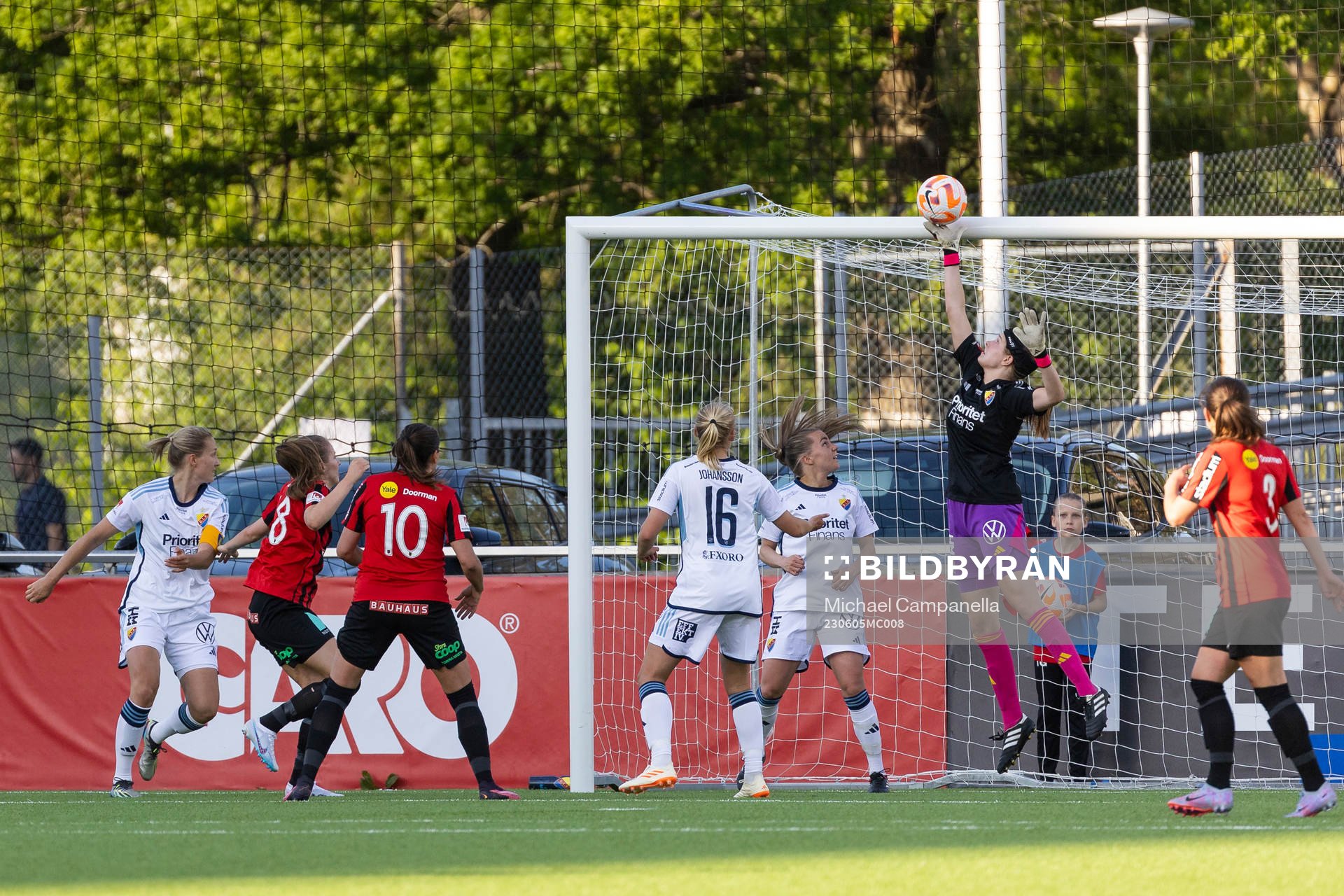 Djurgårdens målvakt Elvira Björklund med en räddning