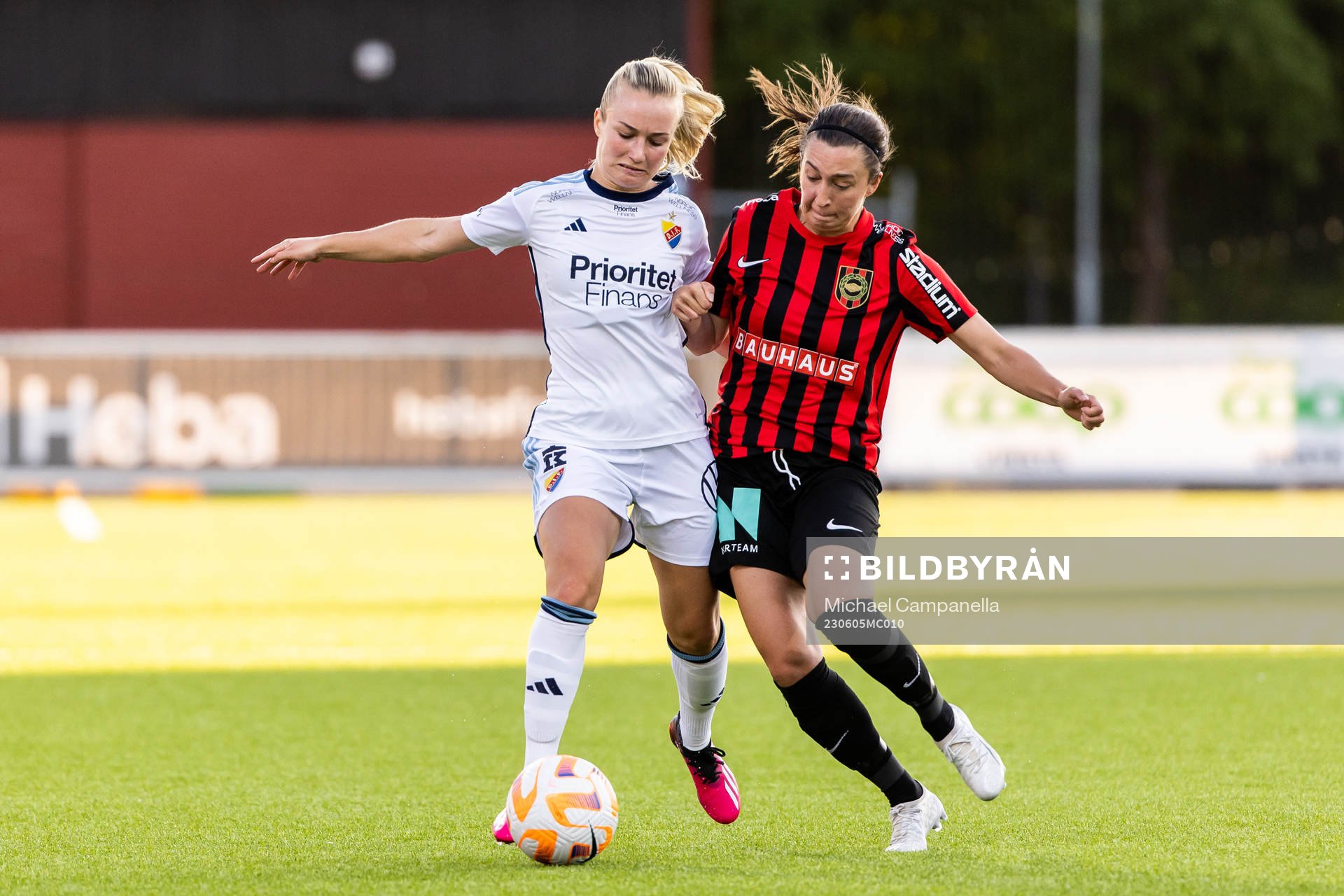 Djurgårdens Tove Almqvist och Brommapojkarnas Fanny Hjelm