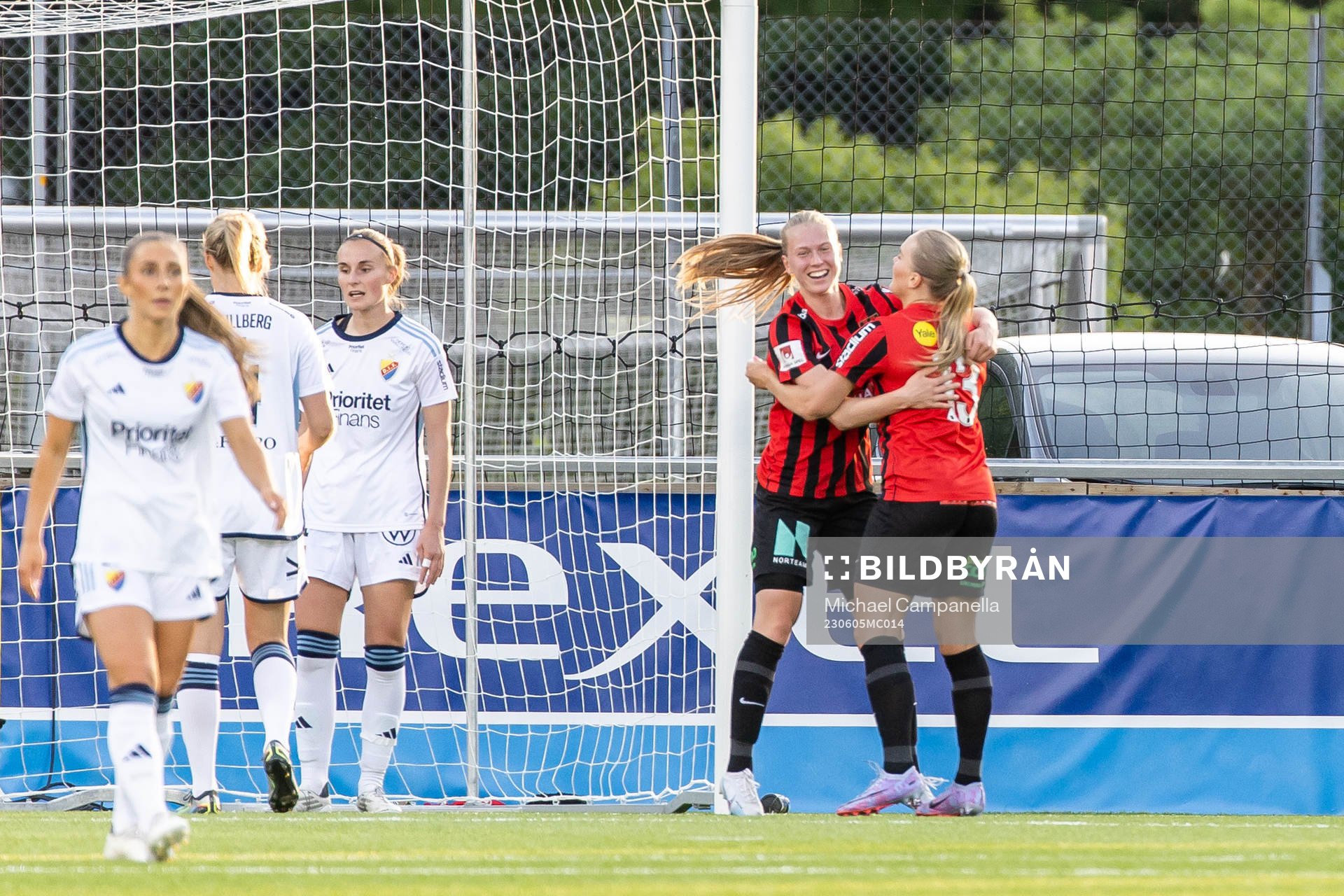 Brommapojkarnas Saga Swedman jublar med Klara Andrup