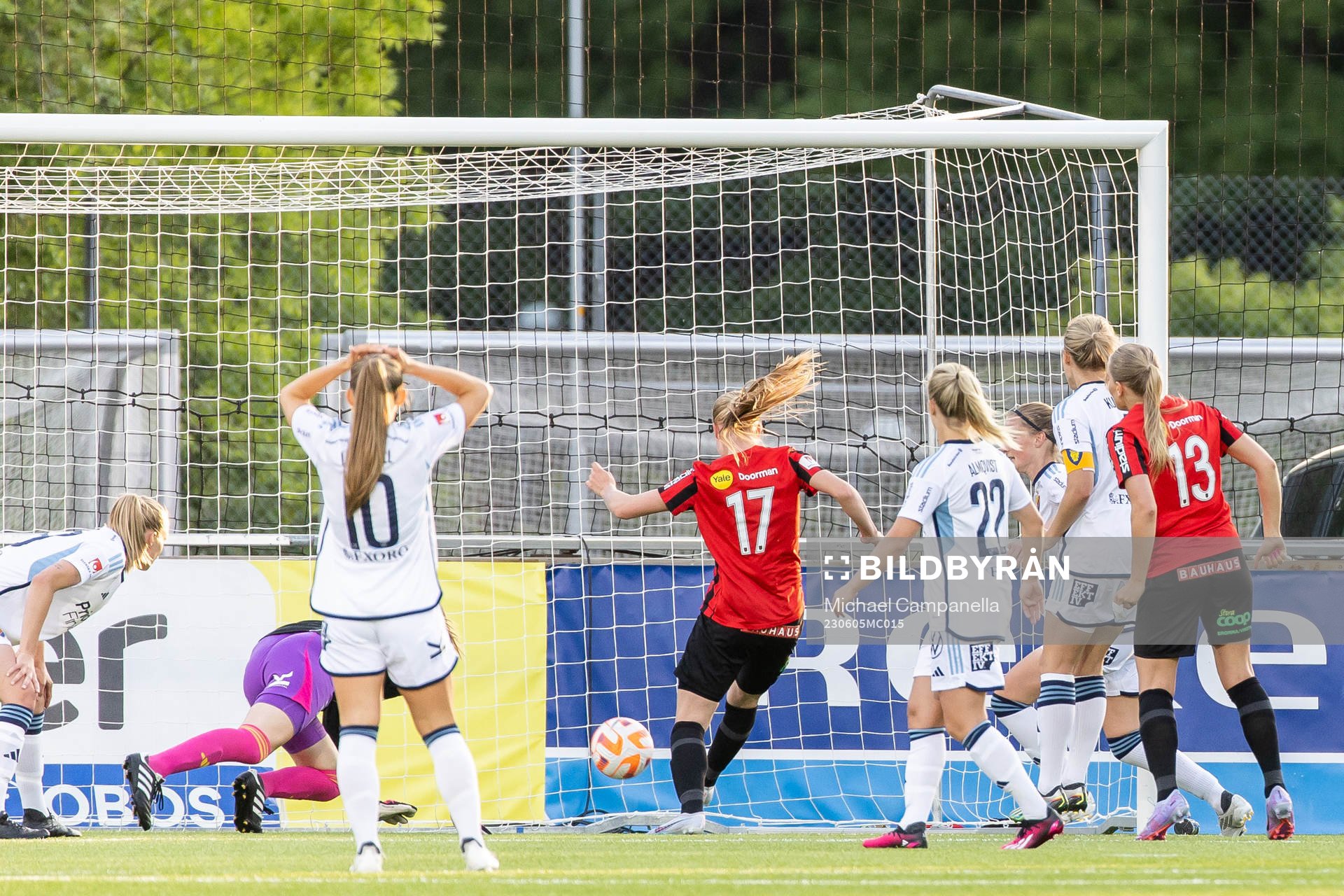 Brommapojkarnas Saga Swedman gör 1-1 målet