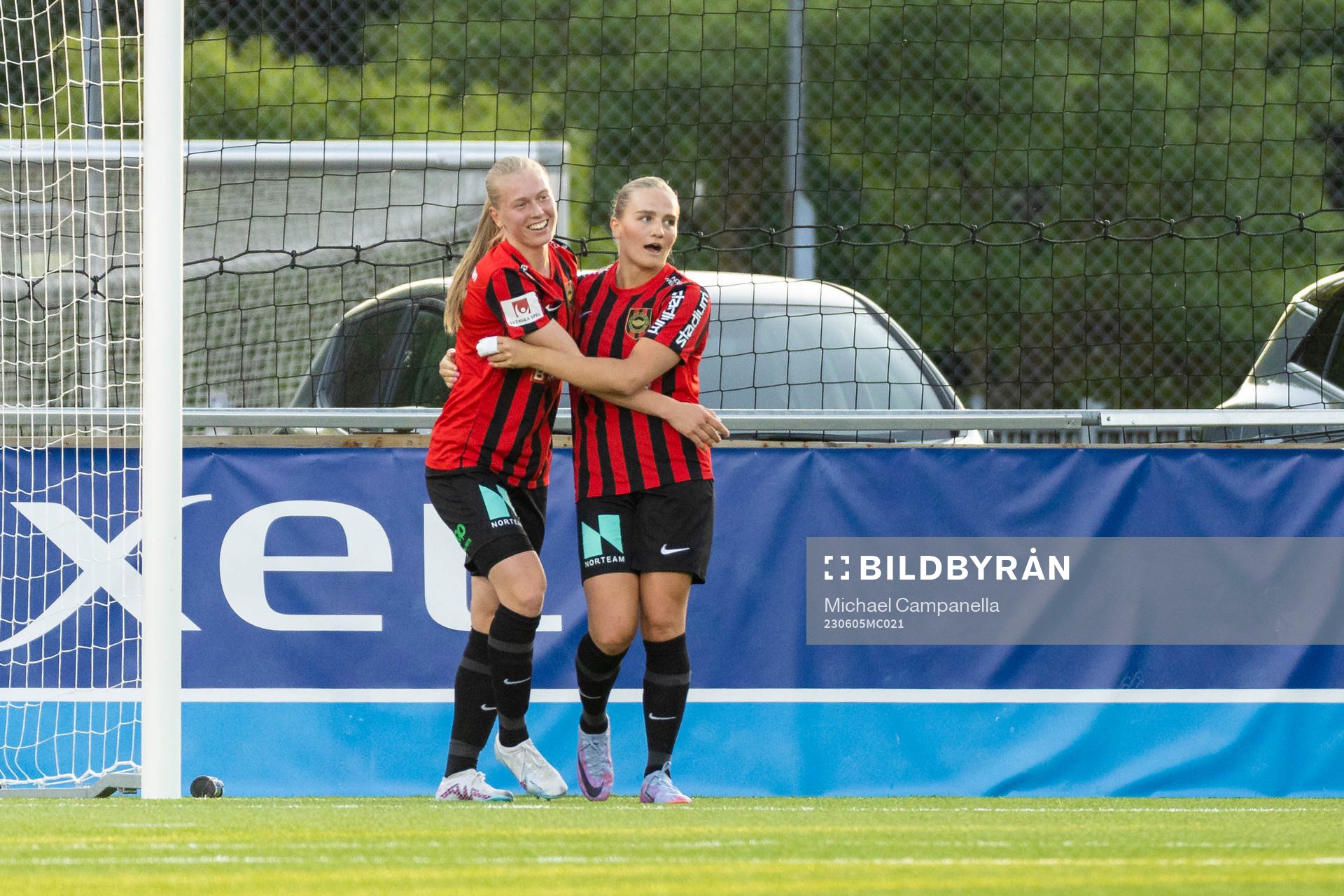 Brommapojkarnas Saga Swedman jublar med Klara Andrup