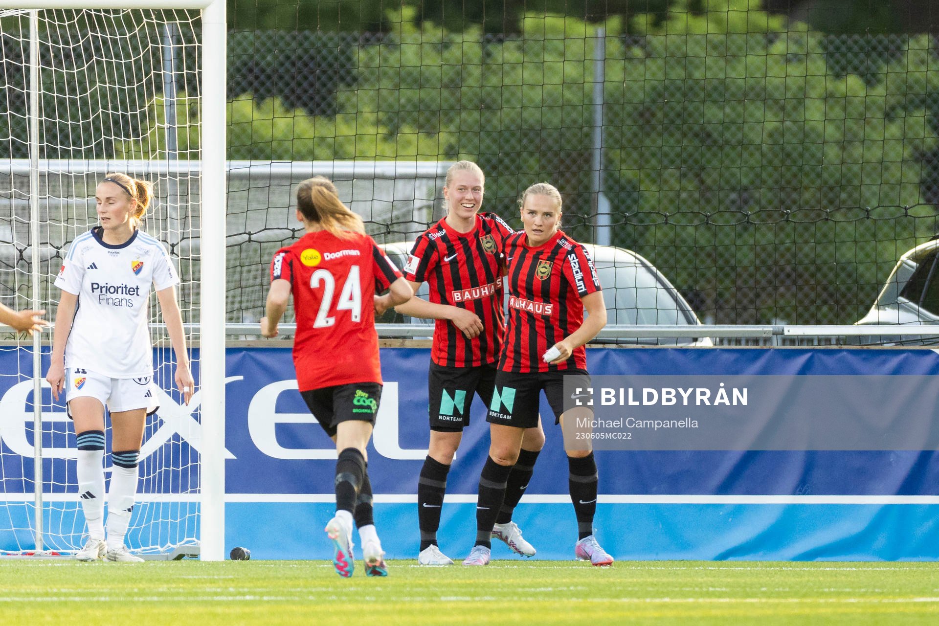 Brommapojkarnas Saga Swedman jublar med Klara Andrup och