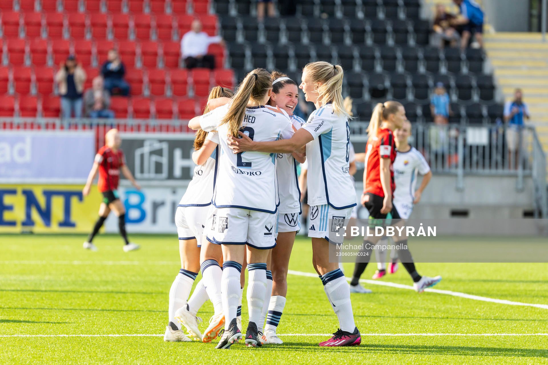 Djurgårdens Stinalisa Johansson jublar med Hayley Dowd,