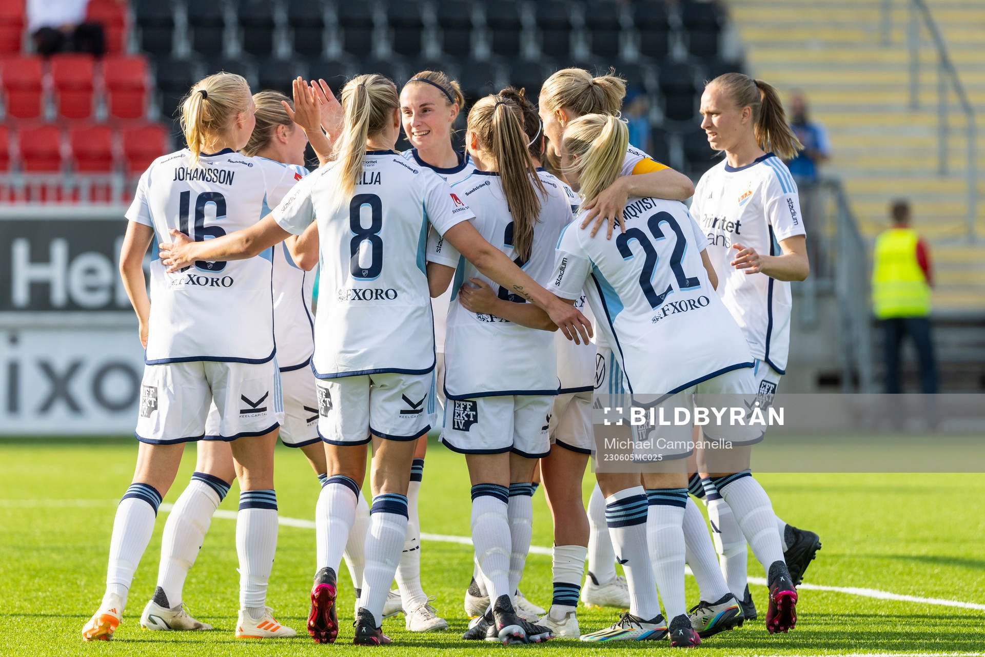Djurgårdens Stinalisa Johansson jublar med lagkamrater