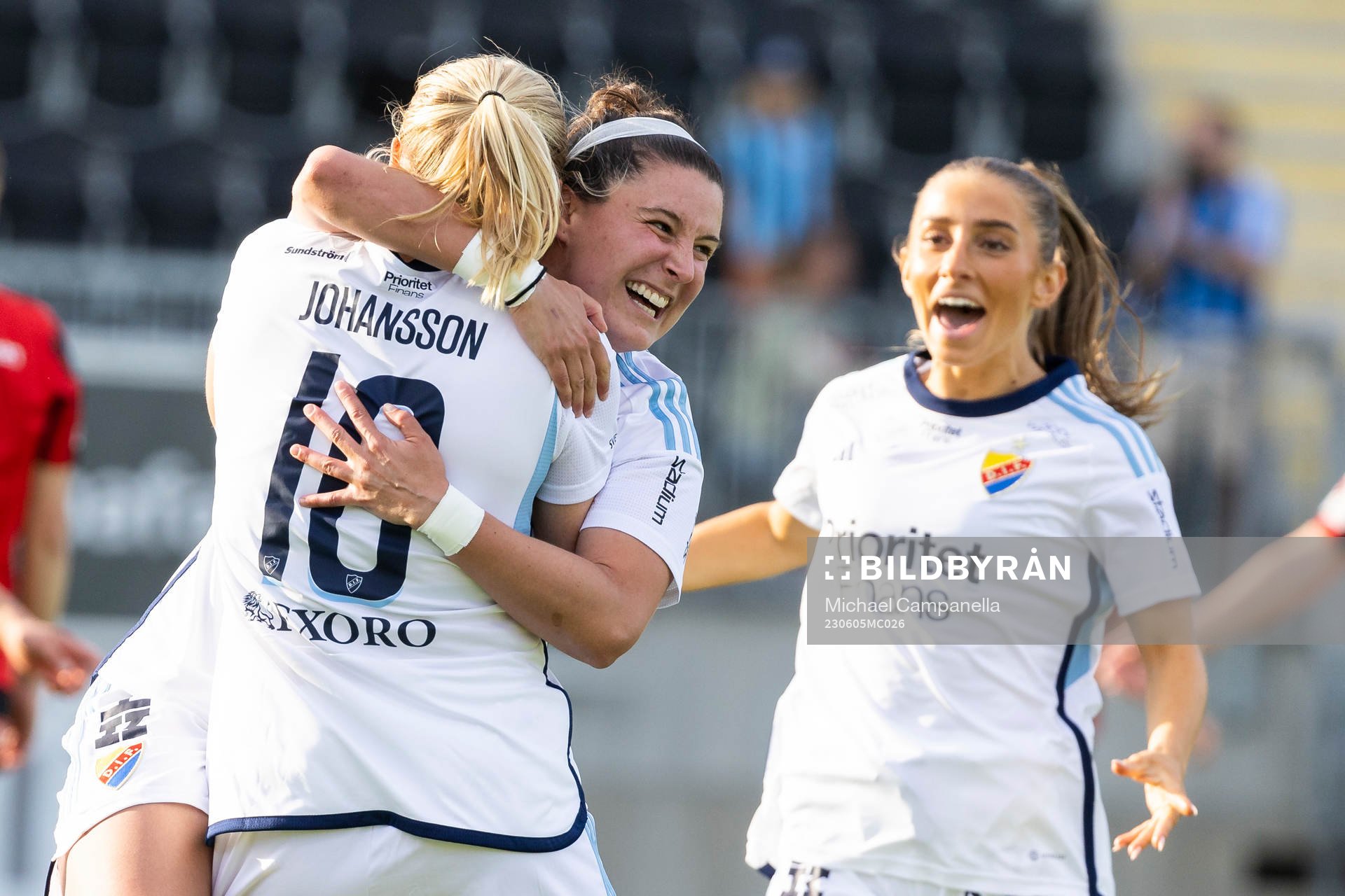 Djurgårdens Stinalisa Johansson jublar med Hayley Dowd och